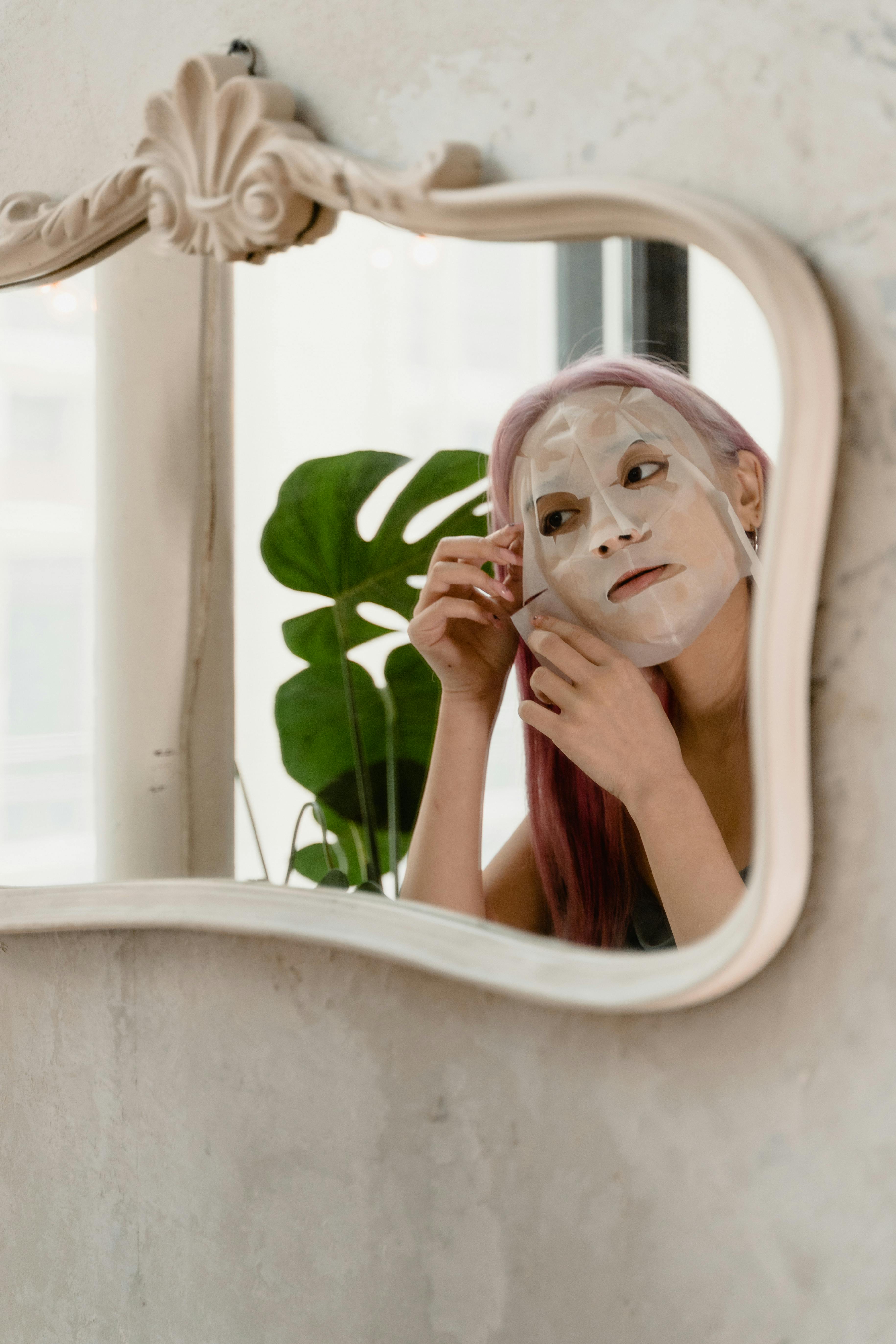 A woman with a face mask on | Source: Pexels
