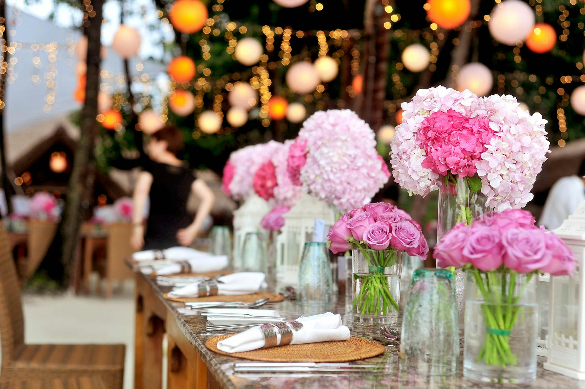 My Sister Made Me Eat in the Garage at Her Wedding Because 'There Wasn't Enough Space for Everyone Inside' 2 A table set with elegant flowers and plates | Source: Pexels