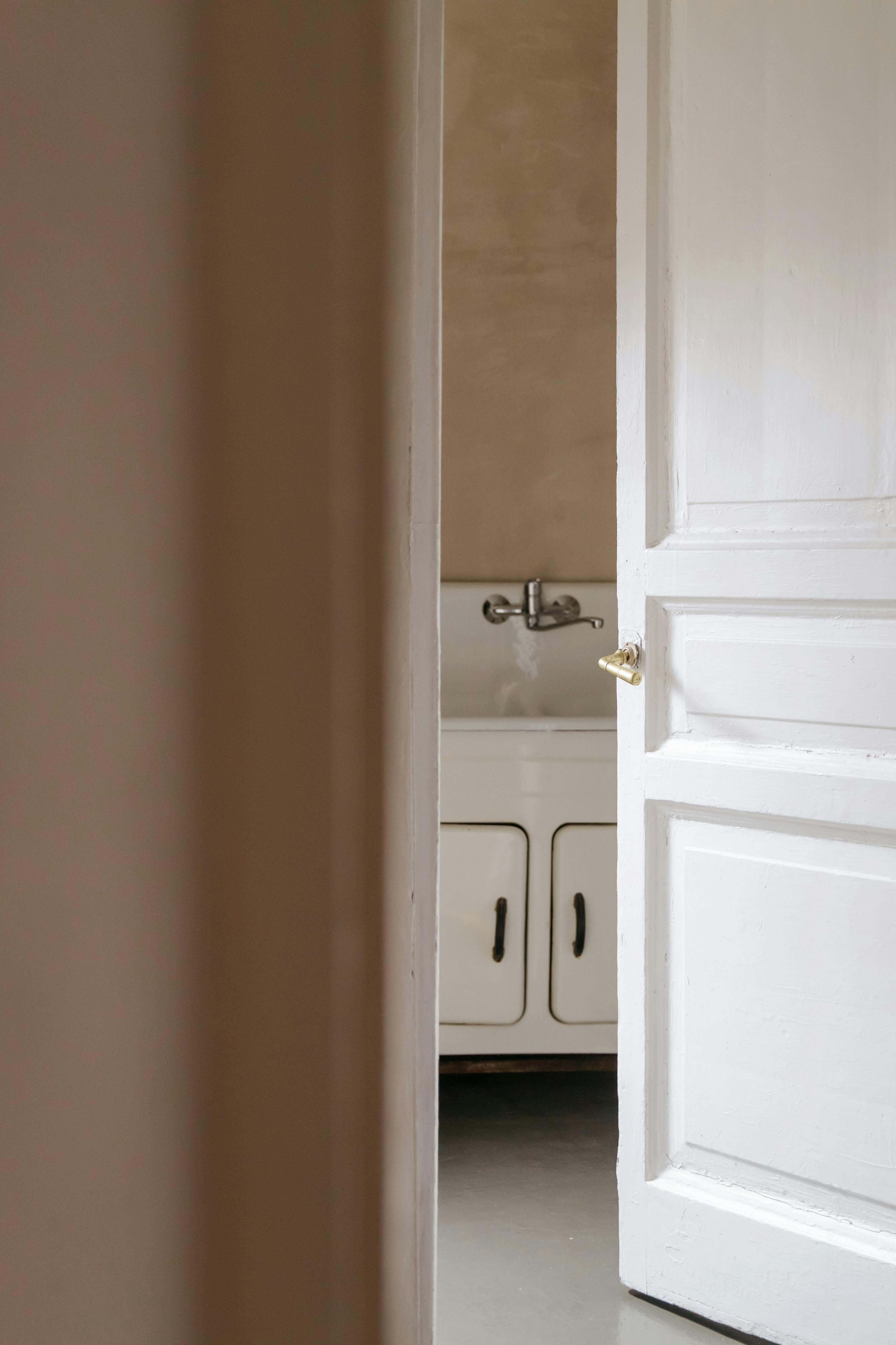 An open bathroom door | Source: Pexels