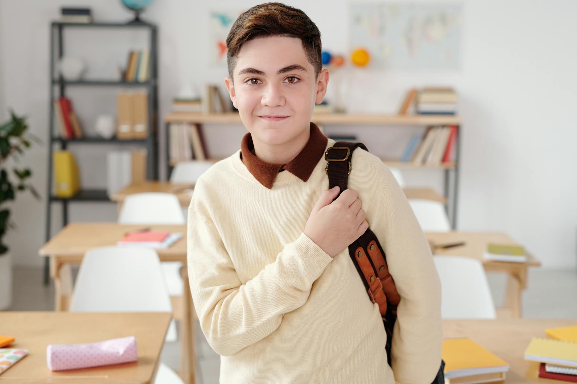 A boy standing in a classroom | Source: Pexels