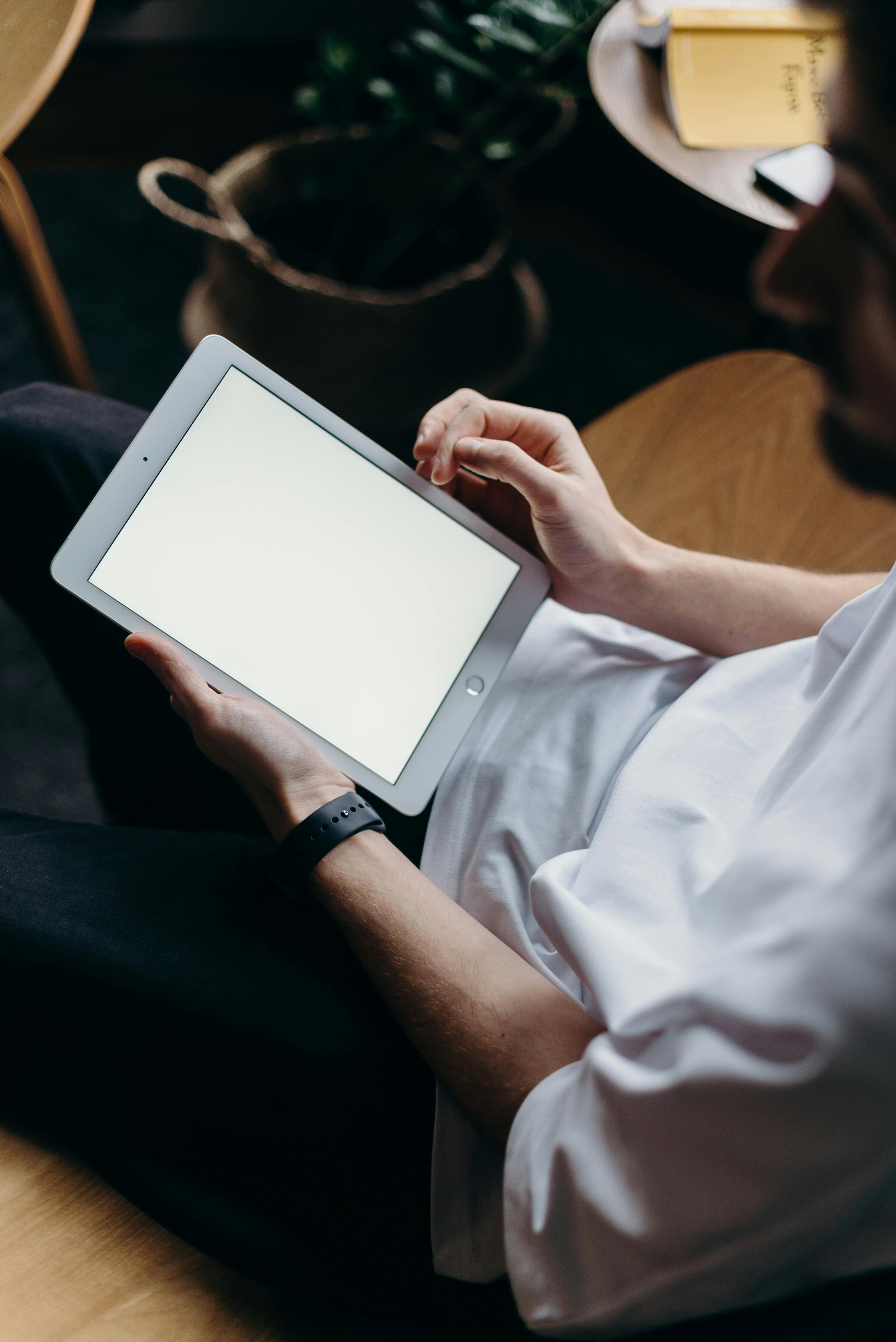 A person using a tablet | Source: Pexels