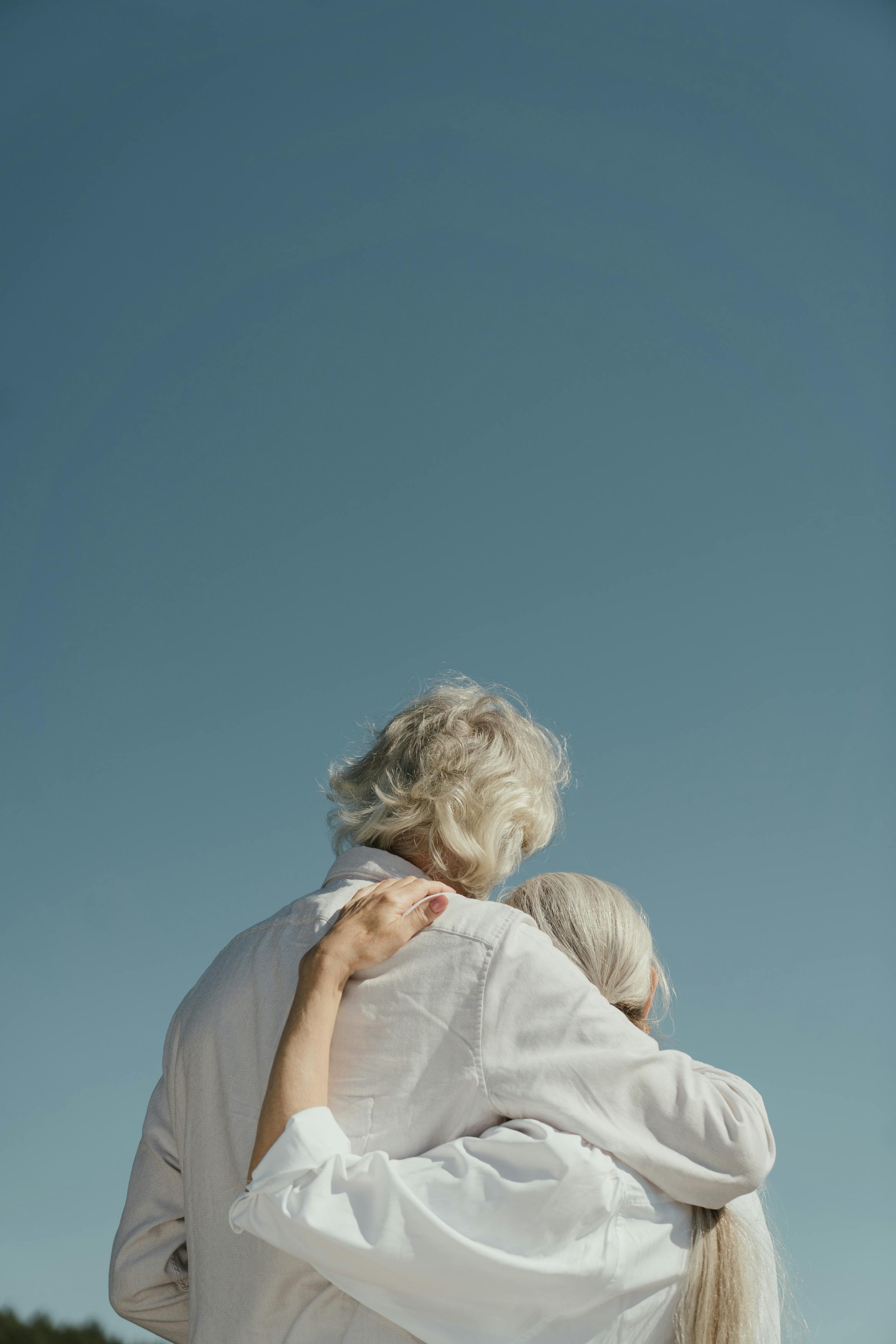 Um casal de idosos juntos | Fonte: Pexels