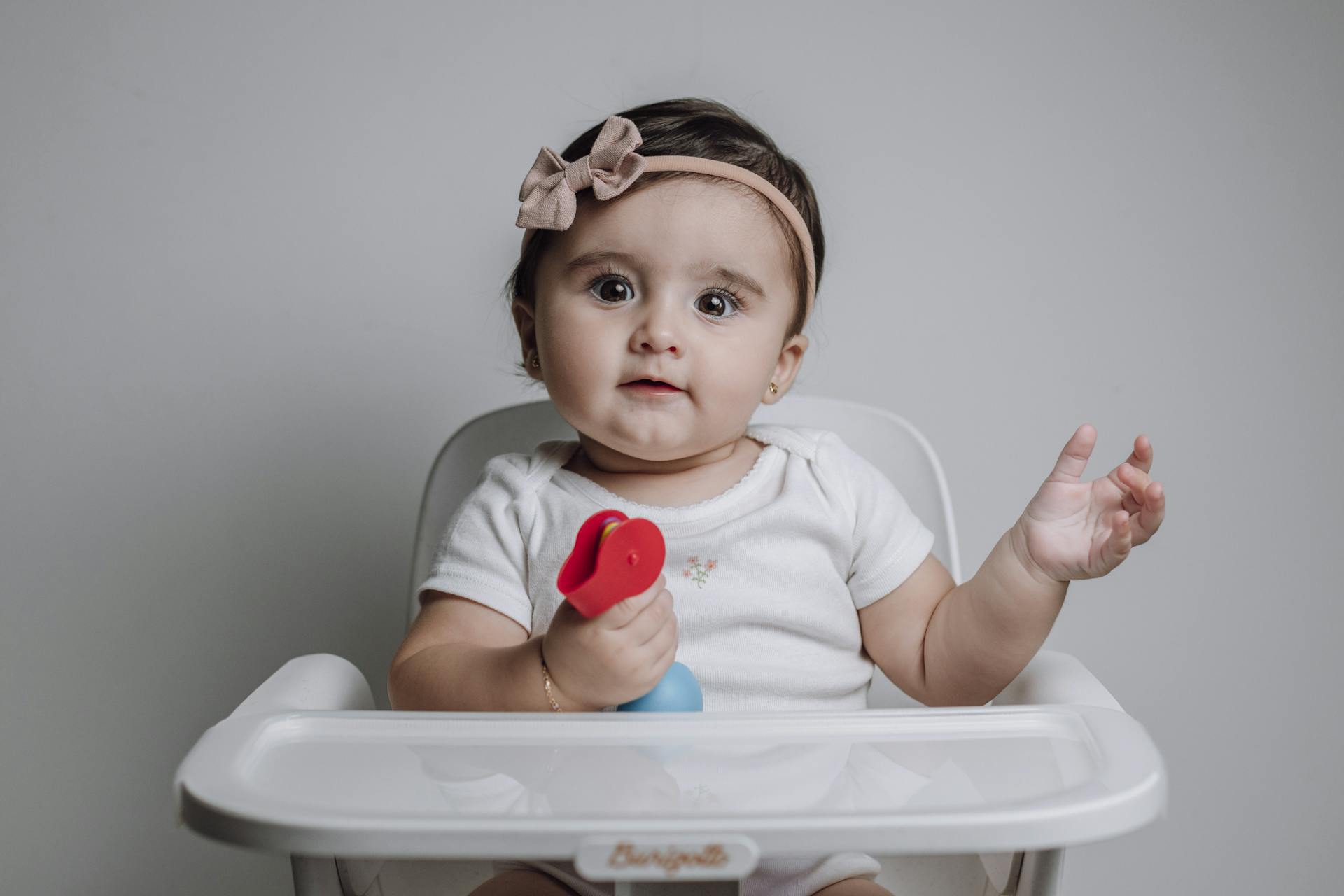 A little girl sitting in her chair | Source: Pexels