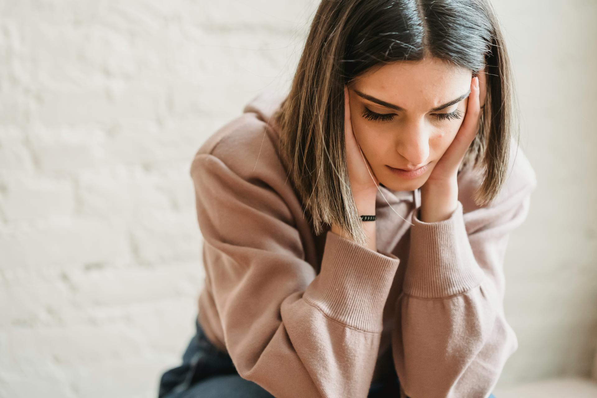 A woman looking down | Source: Pexels