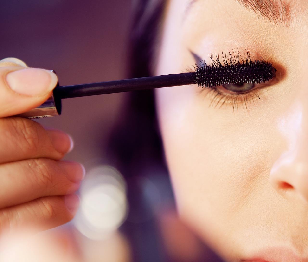 My Sister Made Me Eat in the Garage at Her Wedding Because 'There Wasn't Enough Space for Everyone Inside' 8 A woman applying mascara | Source: Pexels