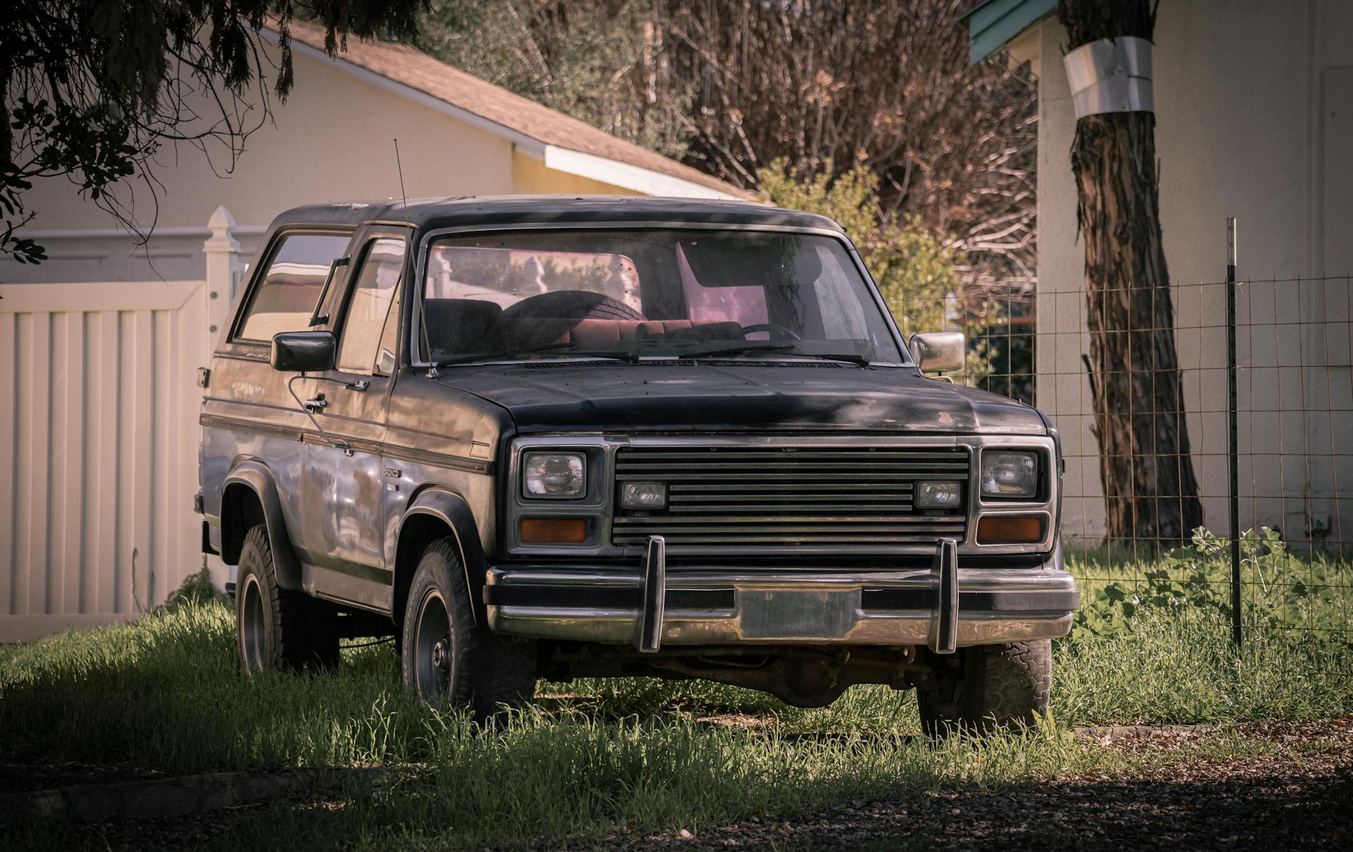 An old car parked in the yard | Source: Pexels