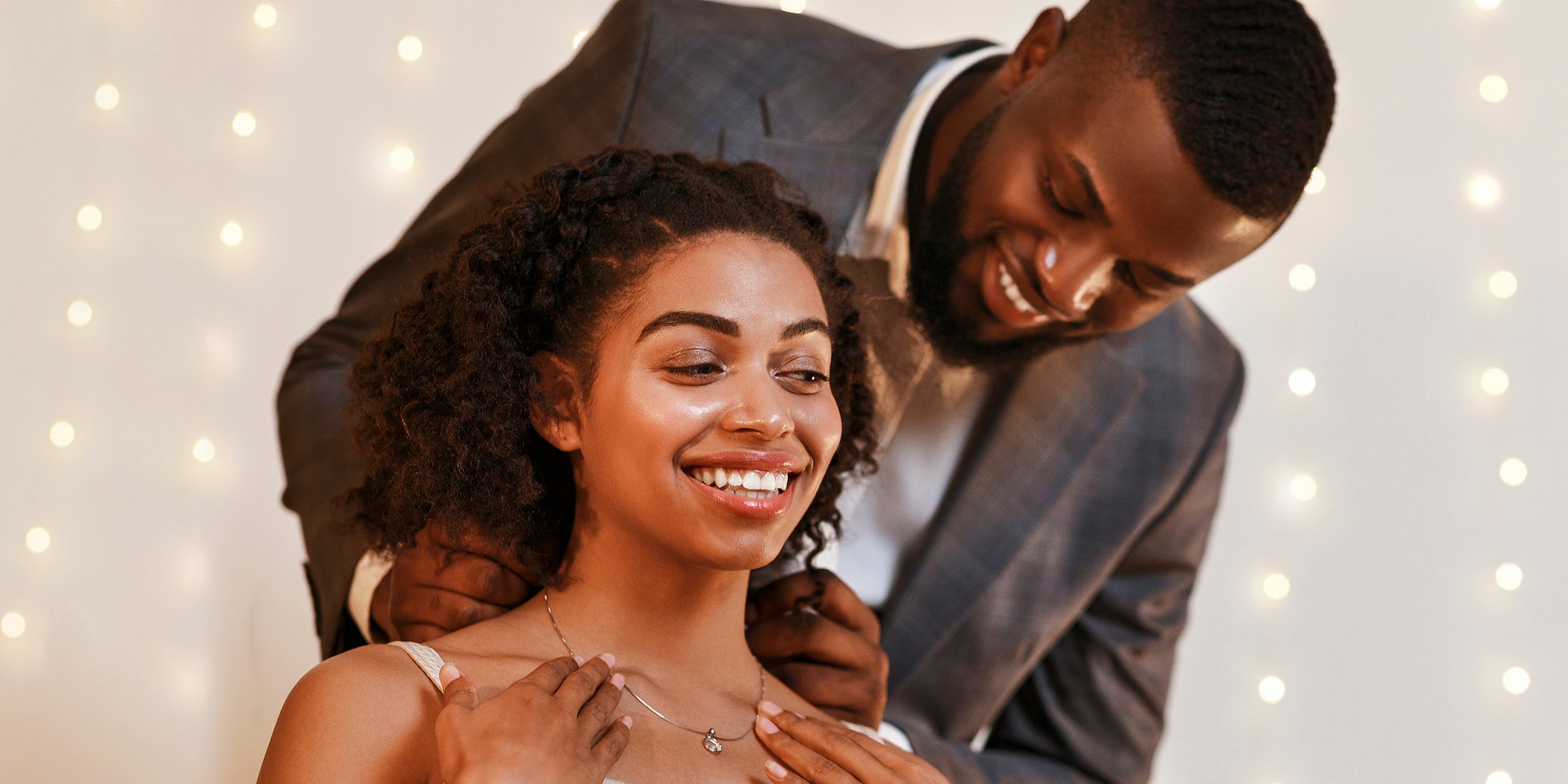 A man giving a woman a gift | Source: Shutterstock