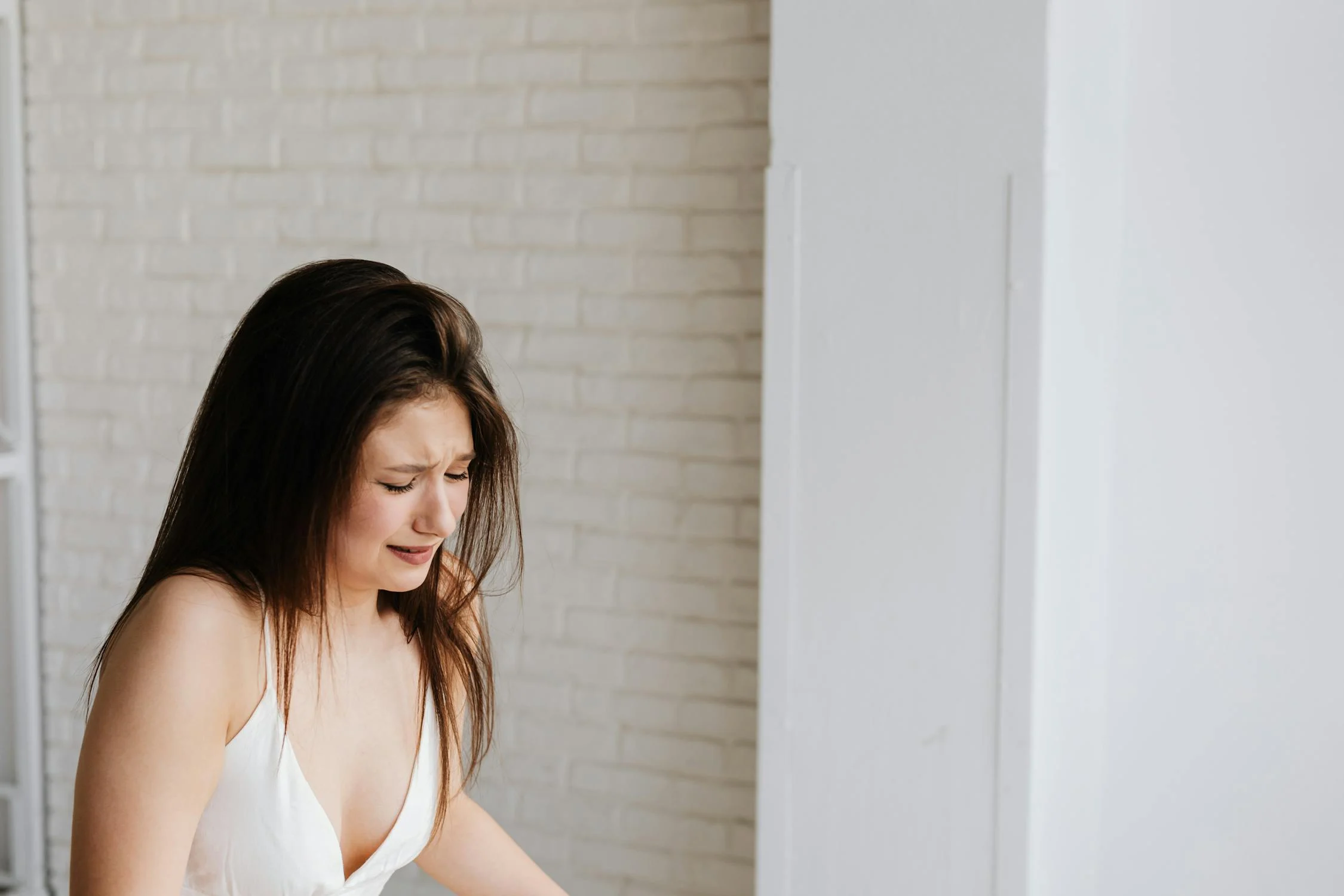 A crying woman looking down | Source: Pexels