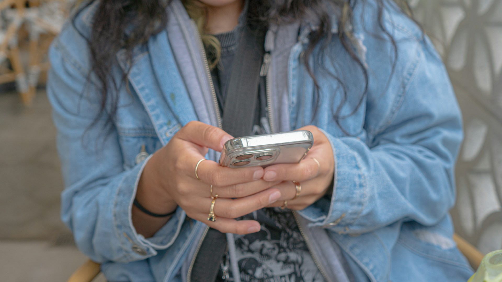 A woman using her phone | Source: Unsplash