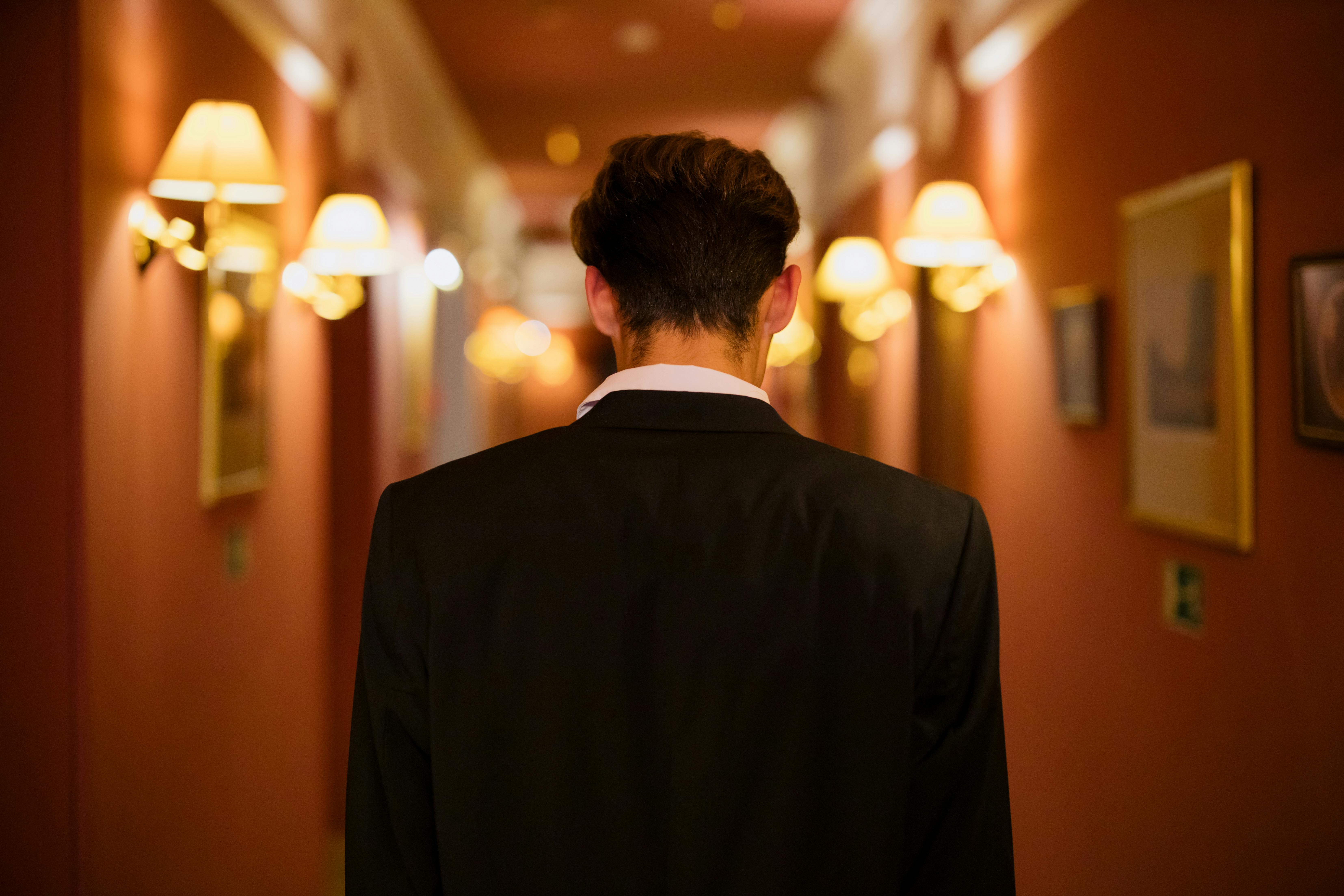 Man standing in a hallway | Source: Pexels