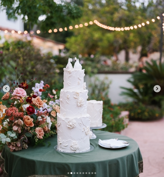 Lana Condor and Anthony De La Torre's wedding cake from a post dated October 28, 2025. | Source: Instagram/lanacondor