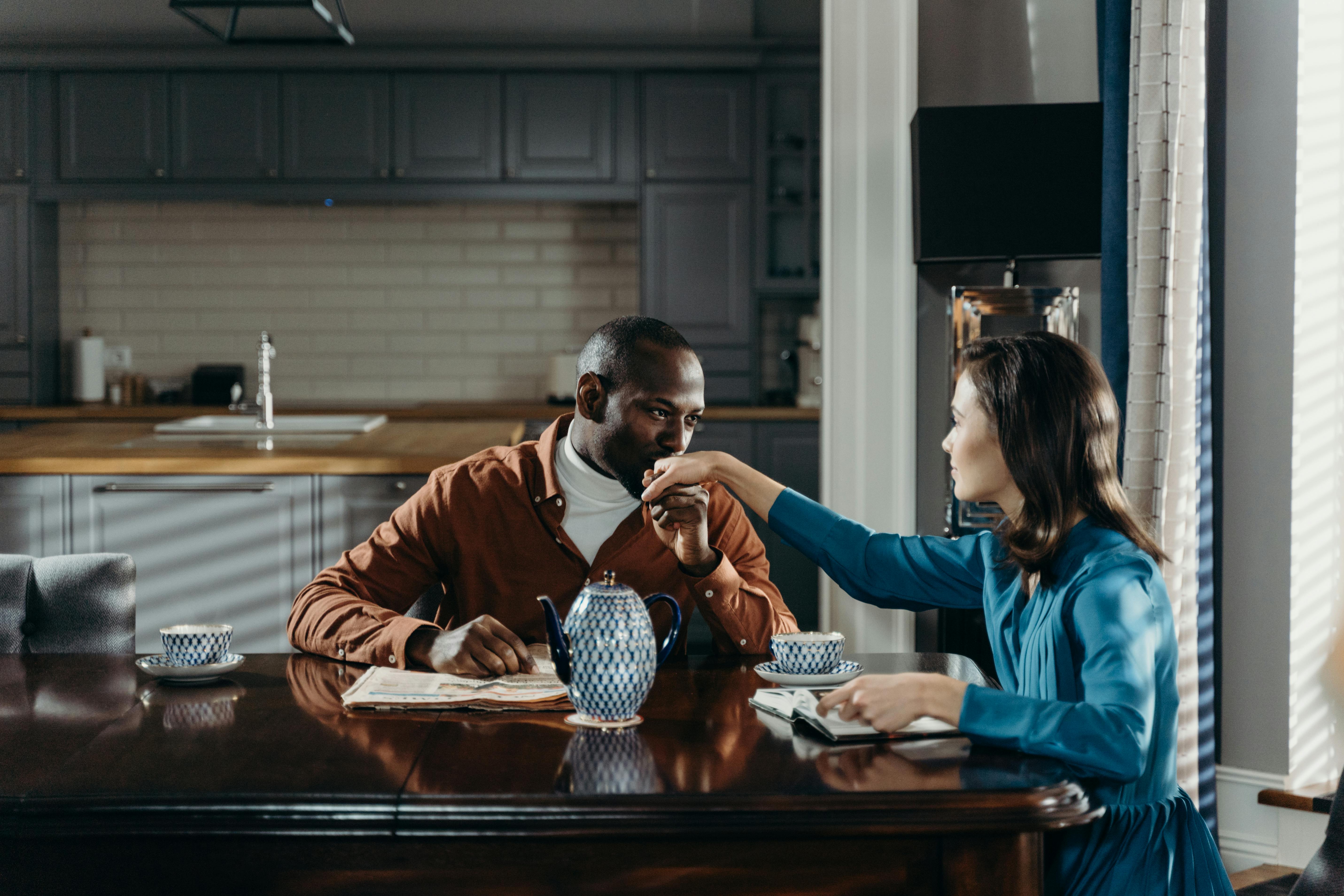 Man kissing a woman's hand | Source: Pexels