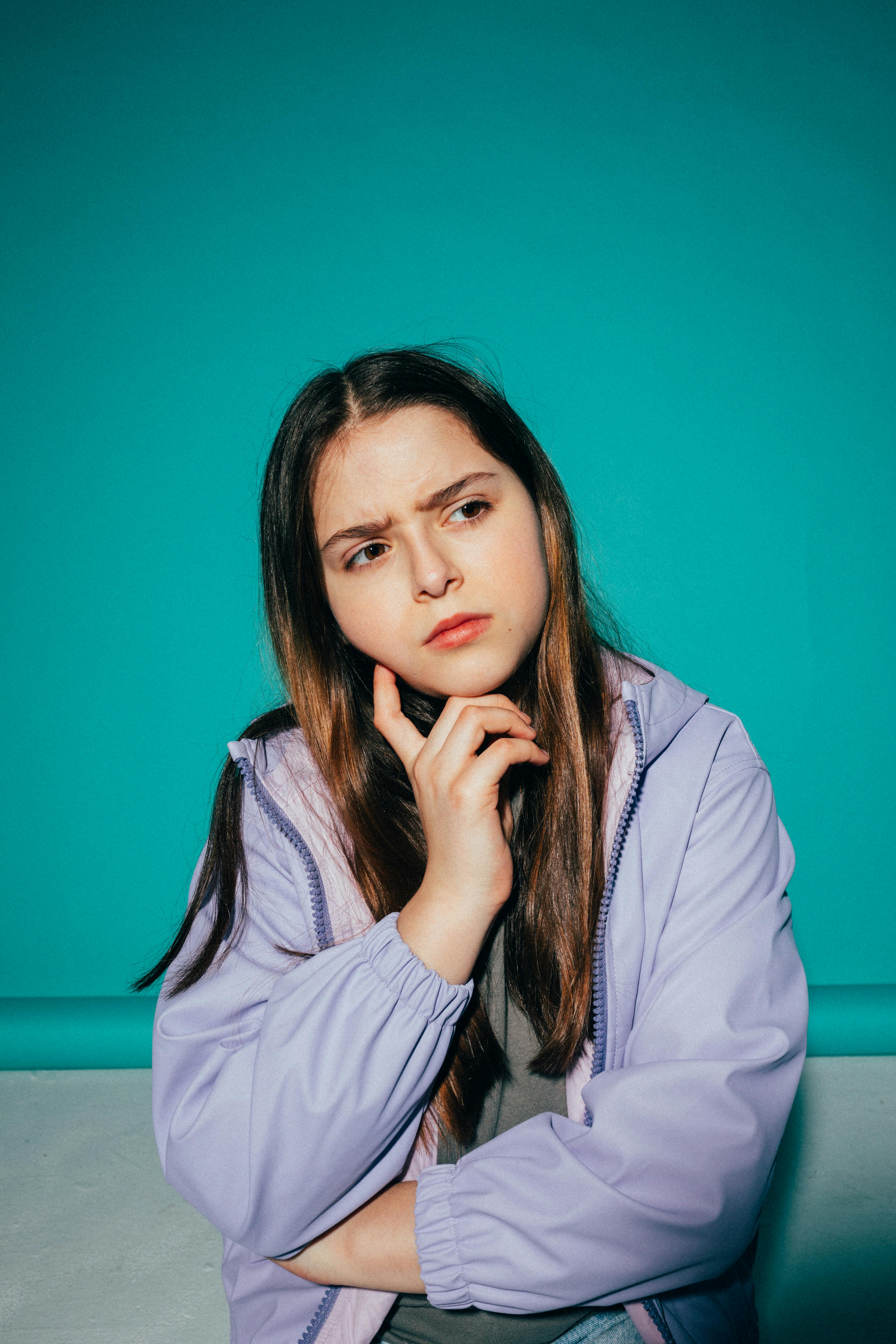 A frowning teenage girl | Source: Pexels