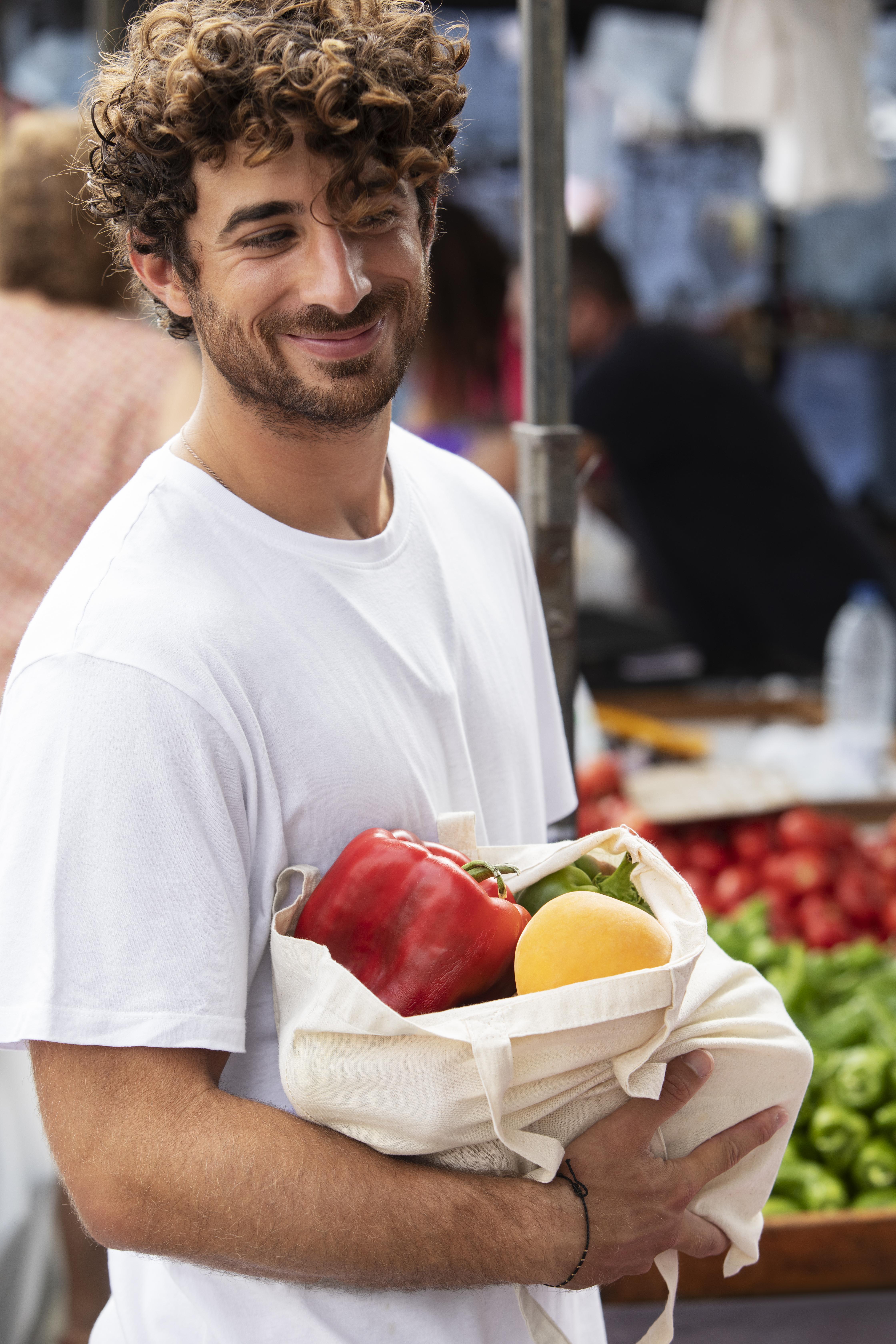 A man laughing in a grocery store | Source: Pexels