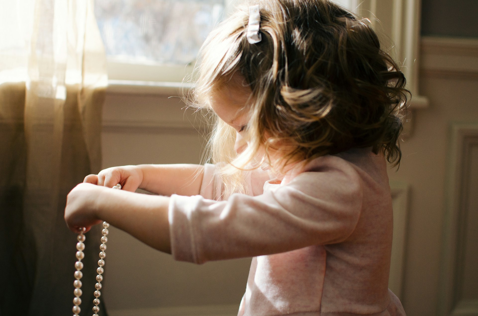 A girl holding a necklace | Source: Unsplash