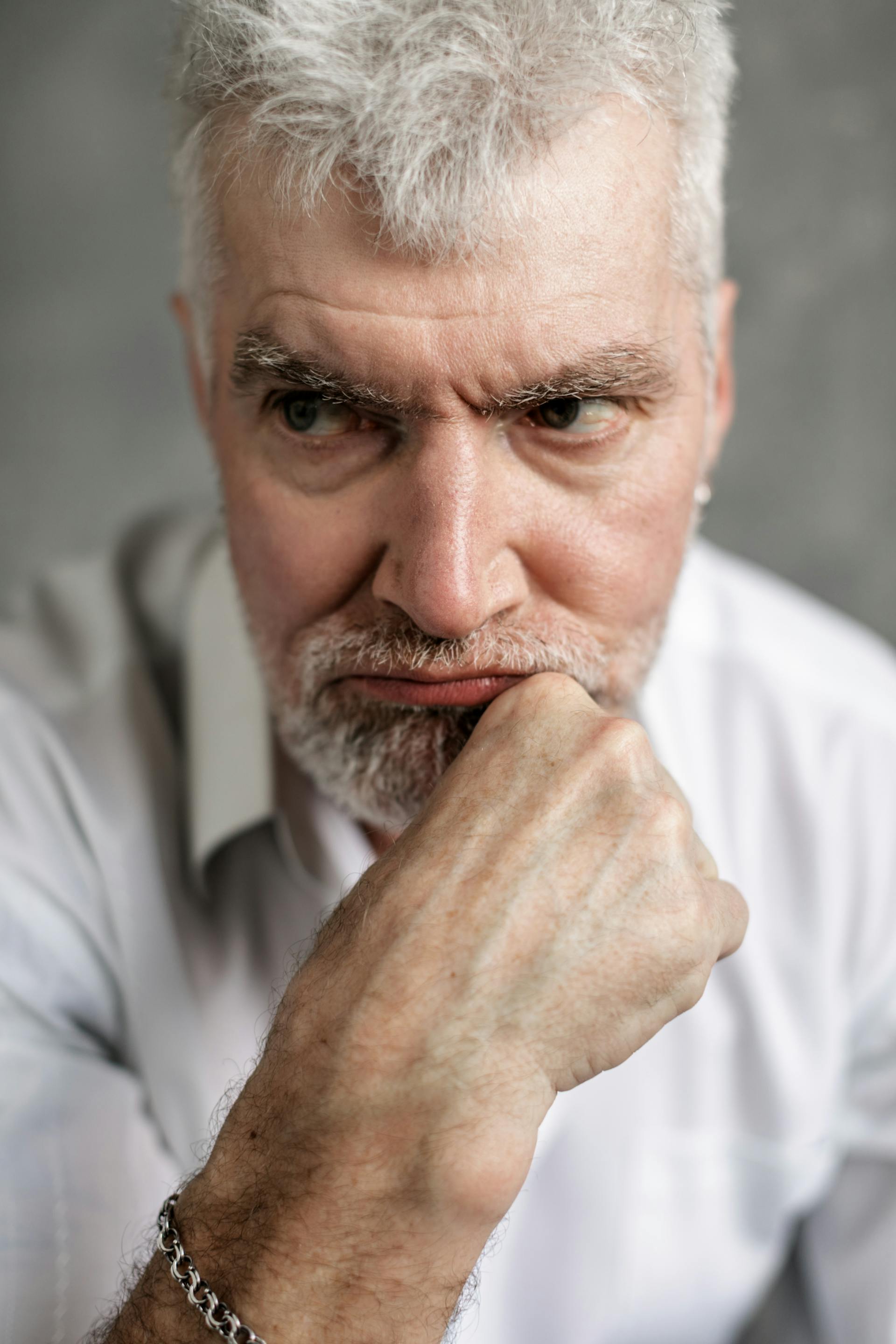 A grumpy-looking man | Source: Pexels