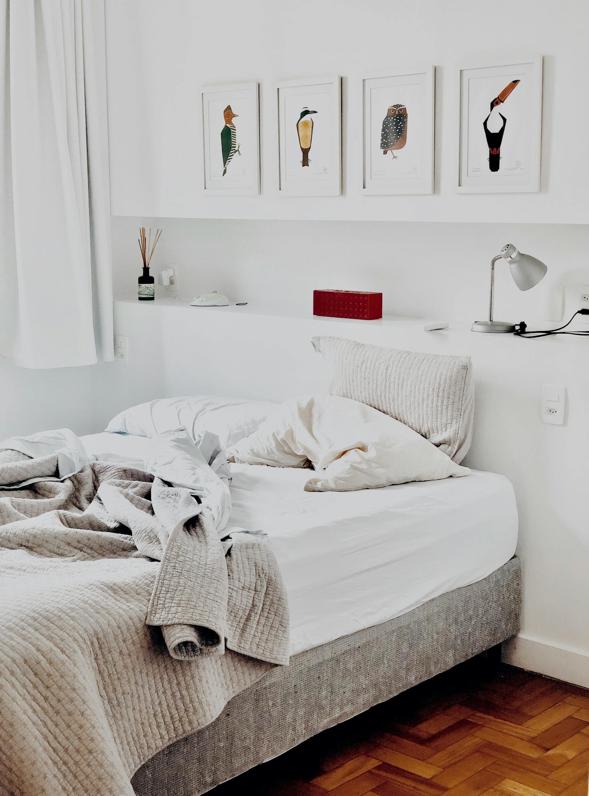 An unmade bed in a bedroom | Source: Pexels