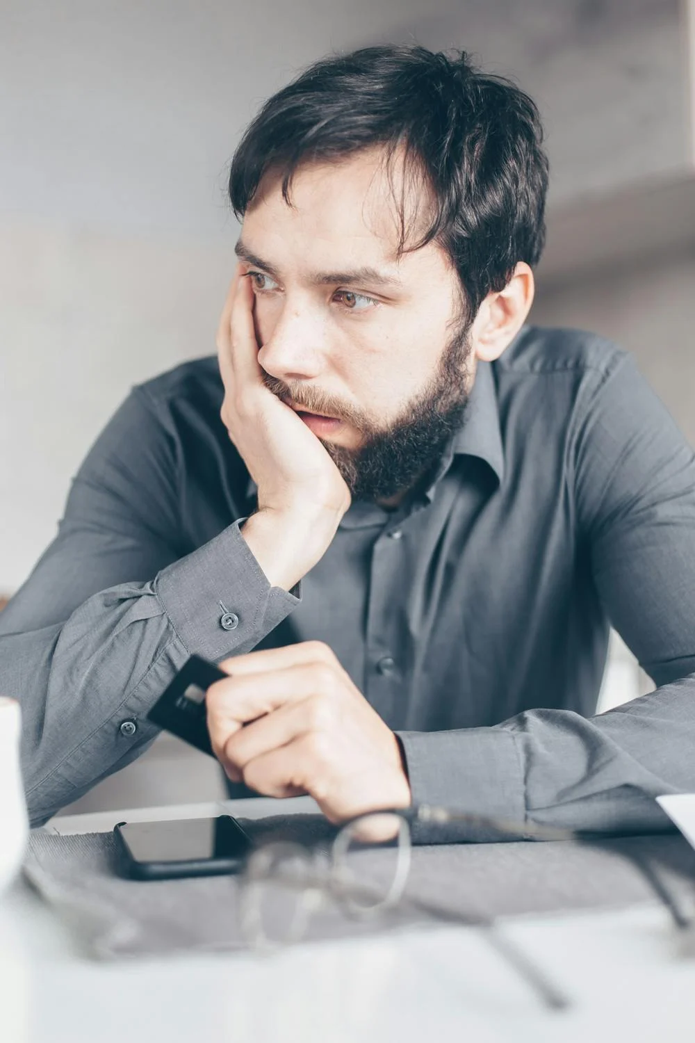 A tired man looking to his side | Source: Pexels