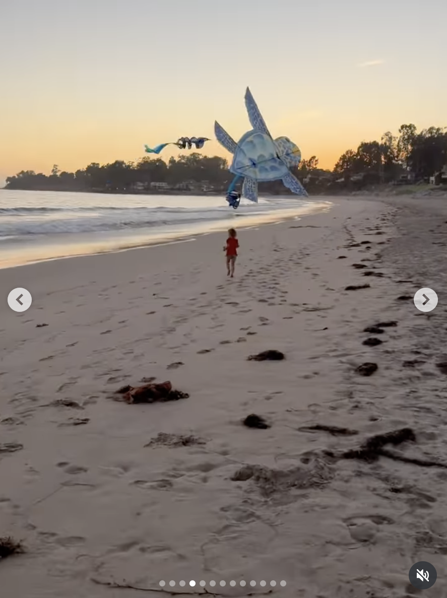 Daisy Dove Bloom plays with a kite by the beach, posted on August 4, 2025. | Source: Instagram/orlandobloom
