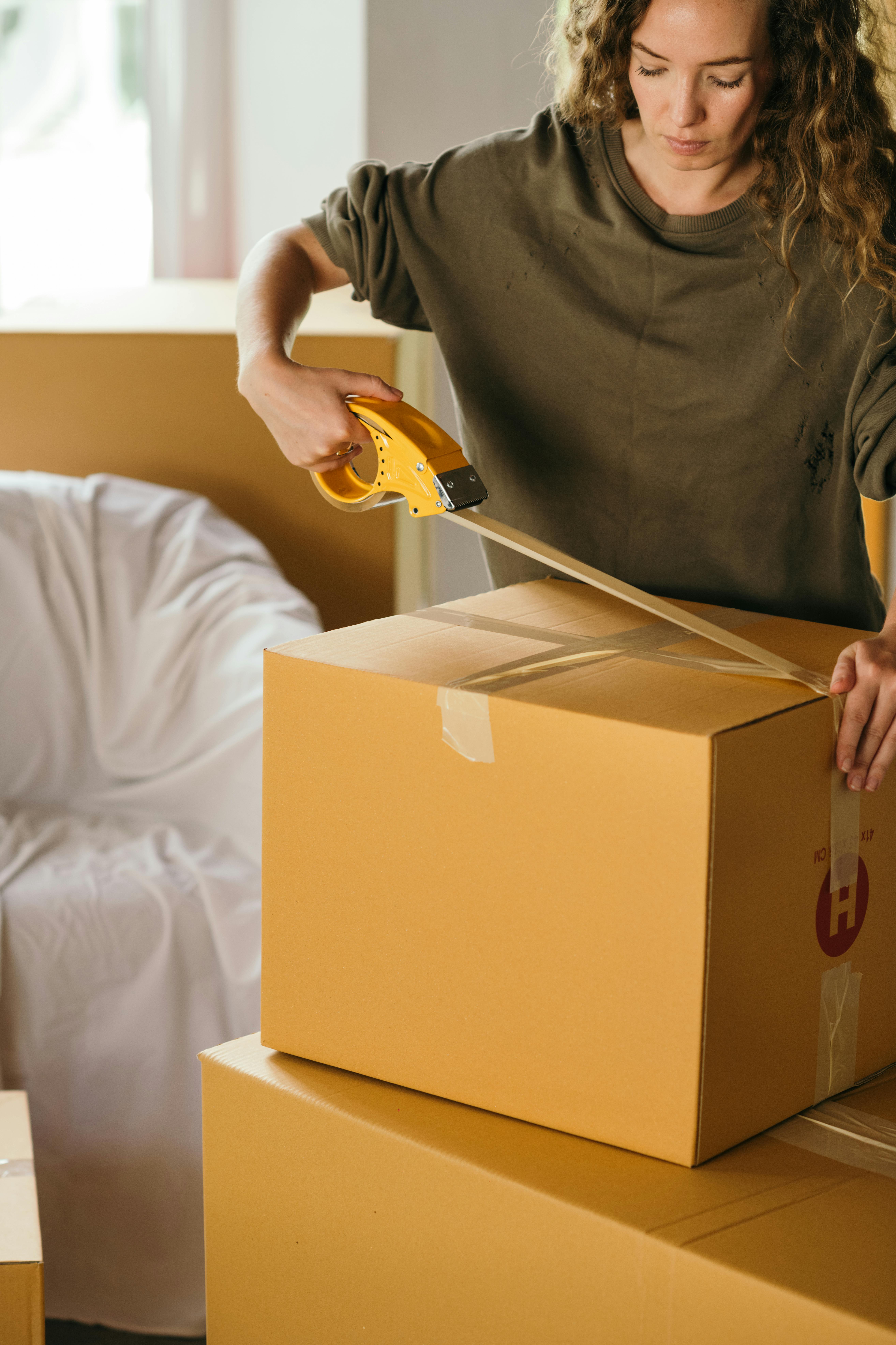 A sad woman packing up | Source: Pexels