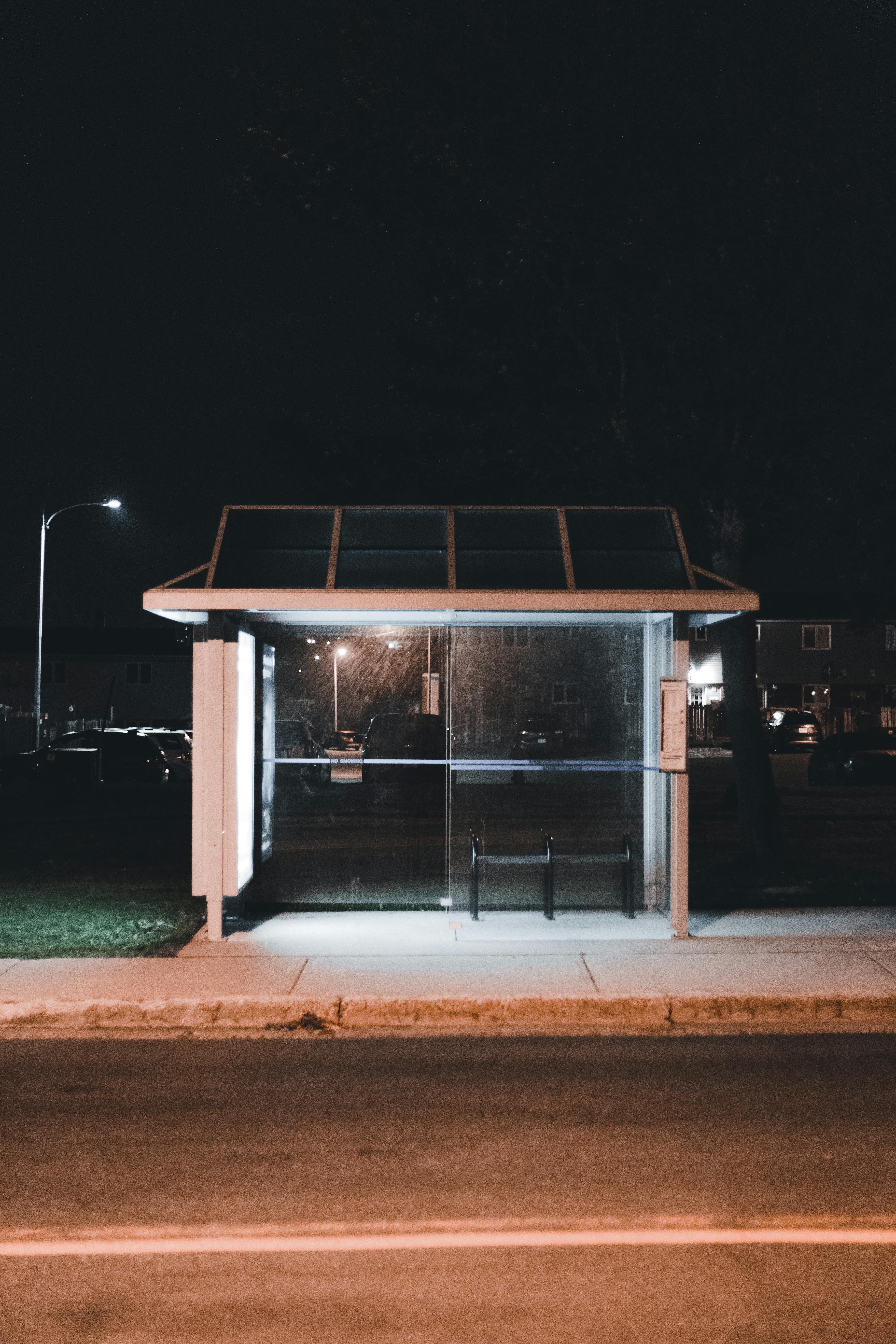 A bus stop at night | Source: Pexels
