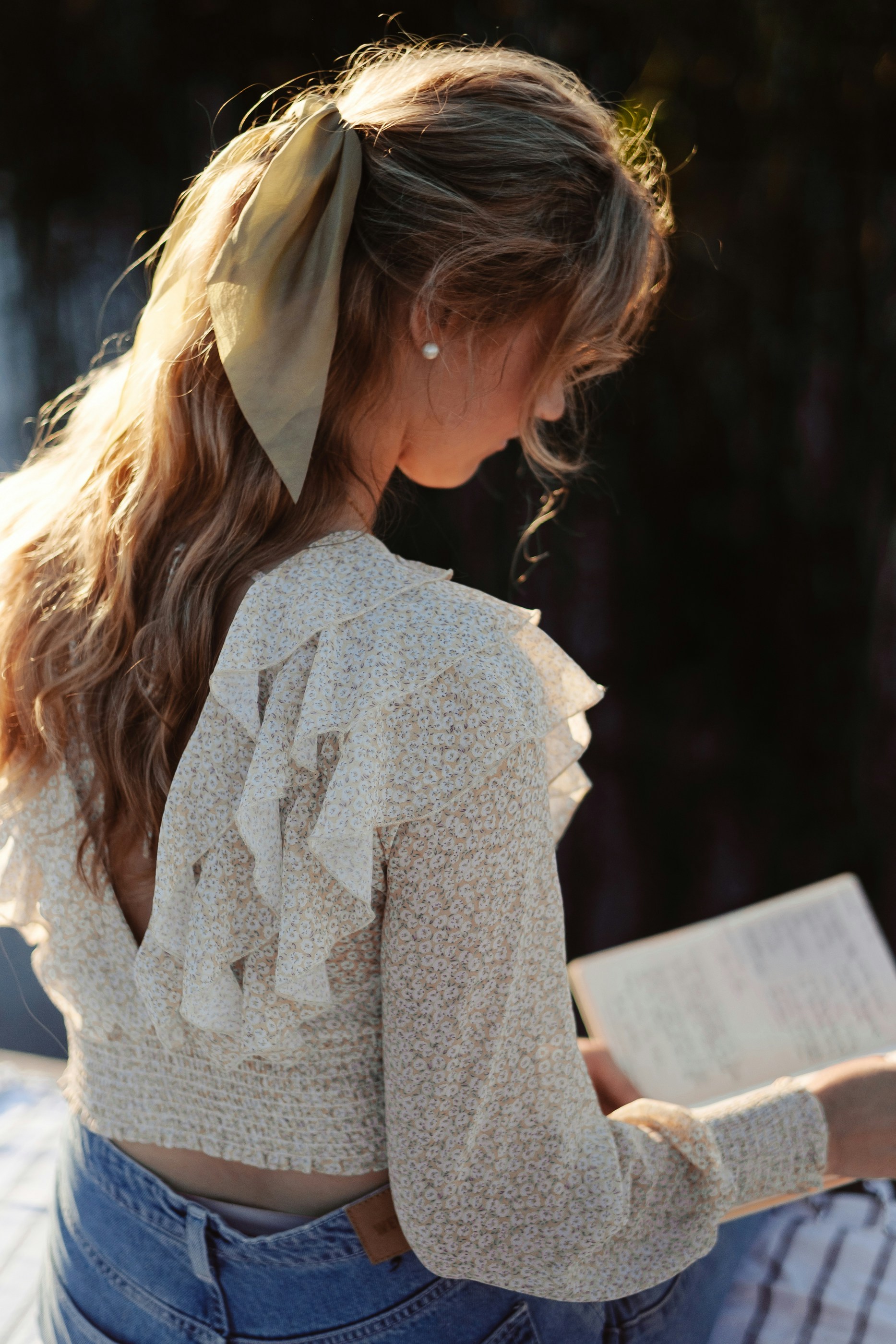 A teenager reading a book | Source: Unsplash