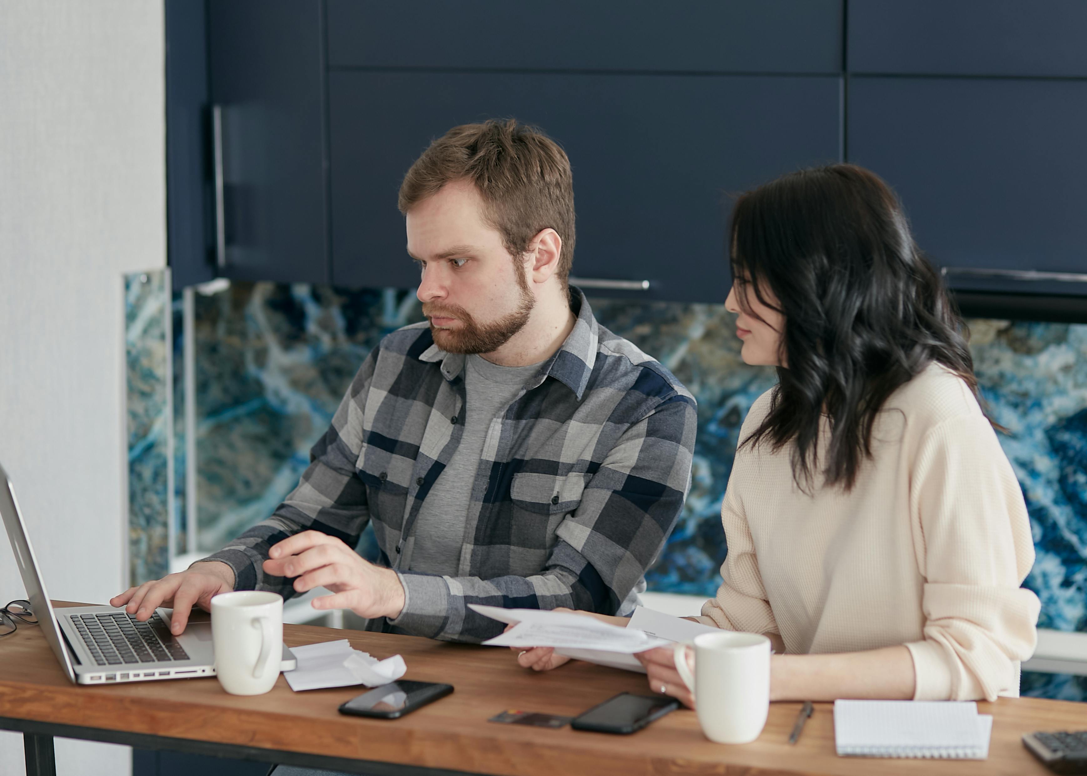 Couple working together | Source: Pexels