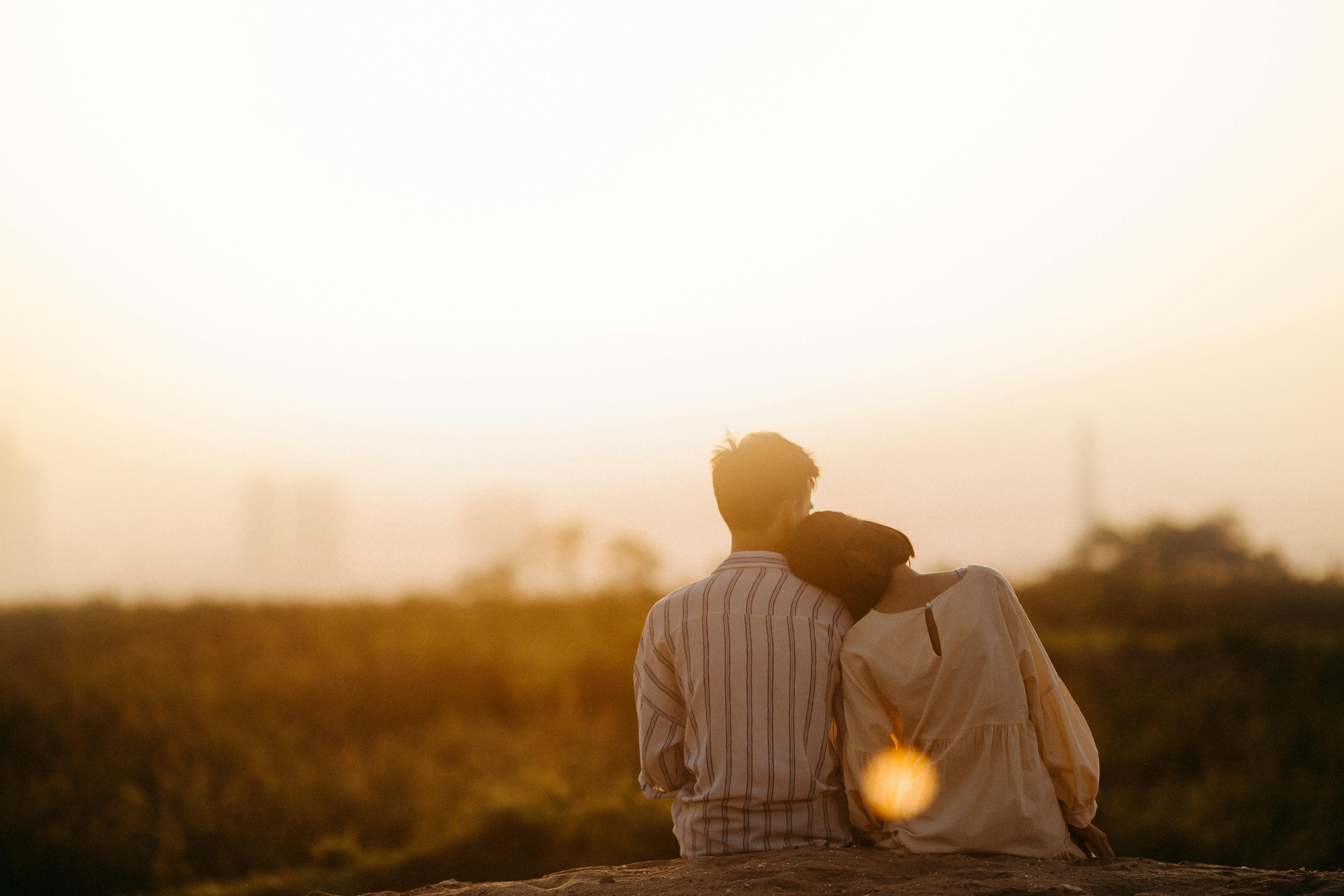 A woman resting her head on a man's shoulder | Source: Pexels