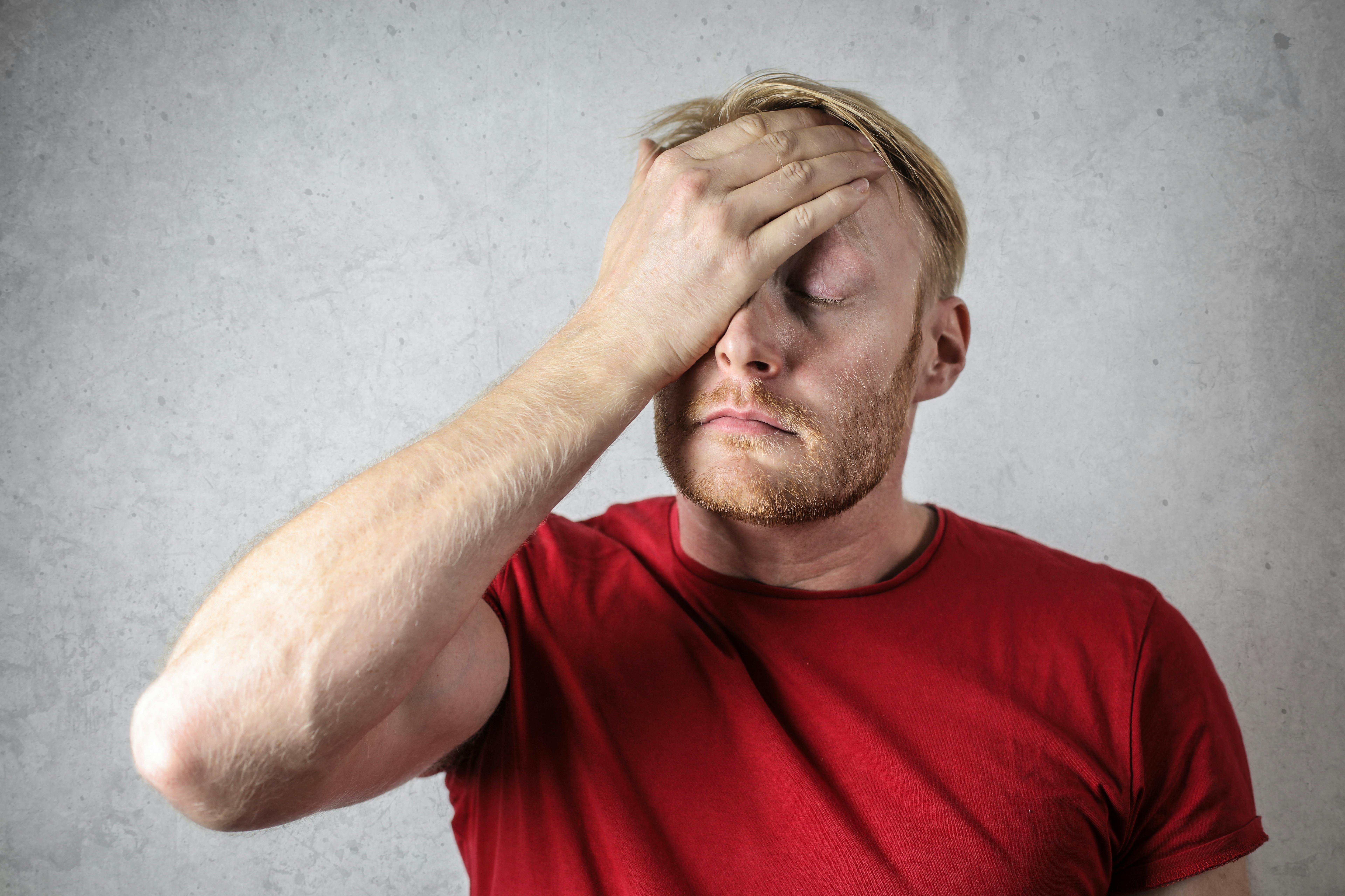 Um homem cobrindo o rosto | Fonte: Pexels