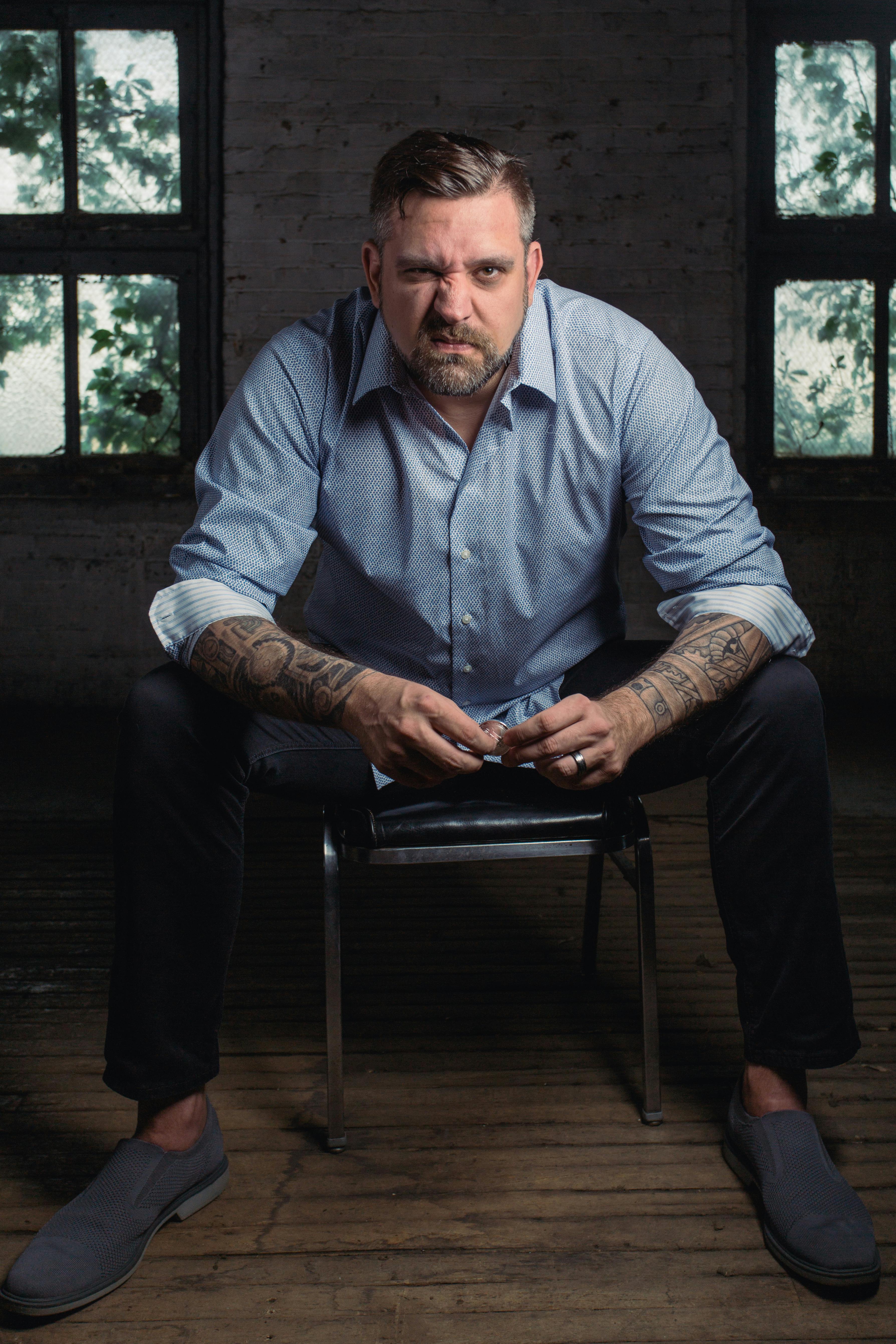 An angry man sitting on a chair | Source: Pexels