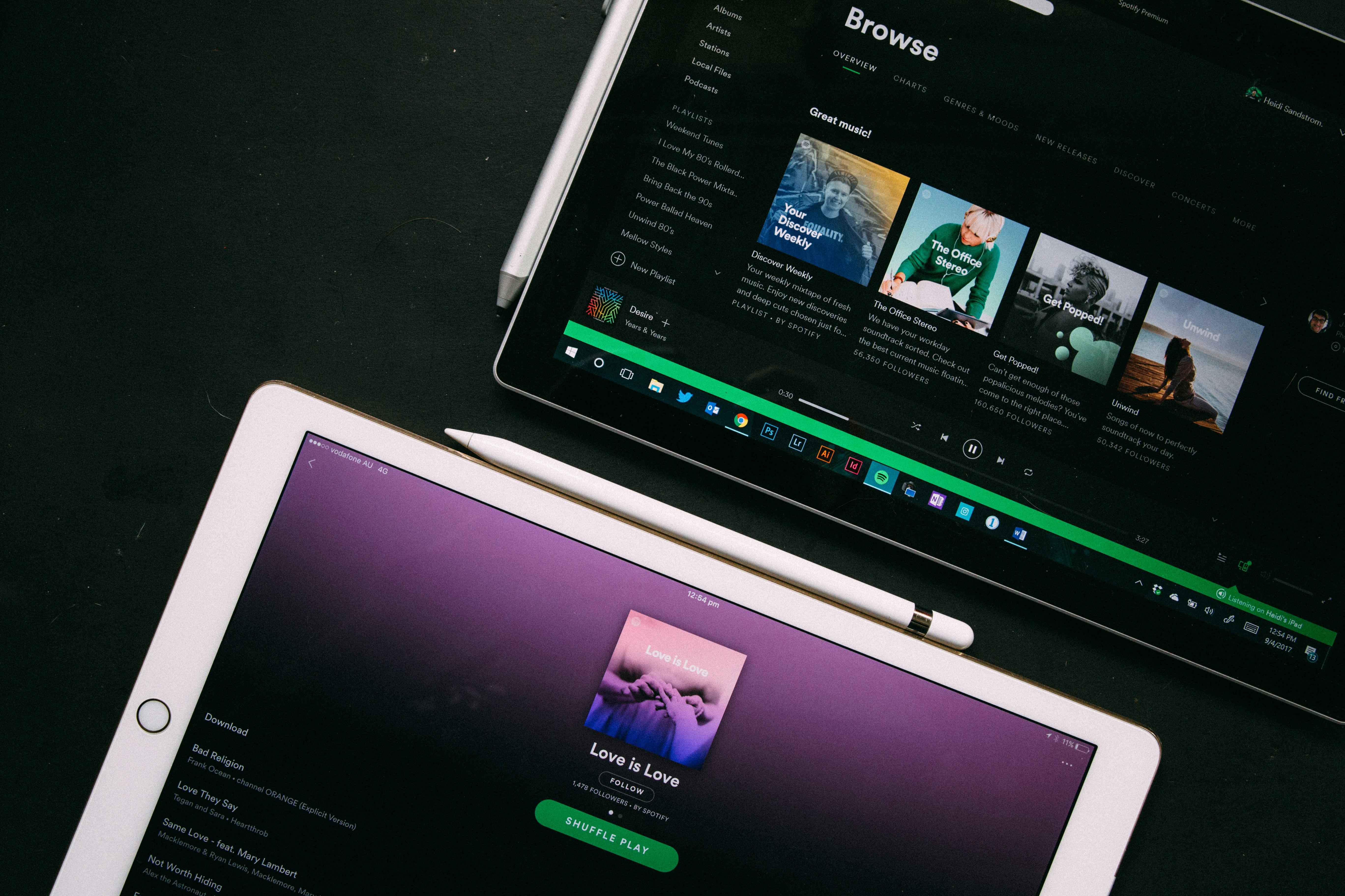 An iPad opened to Spotify | Source: Unsplash