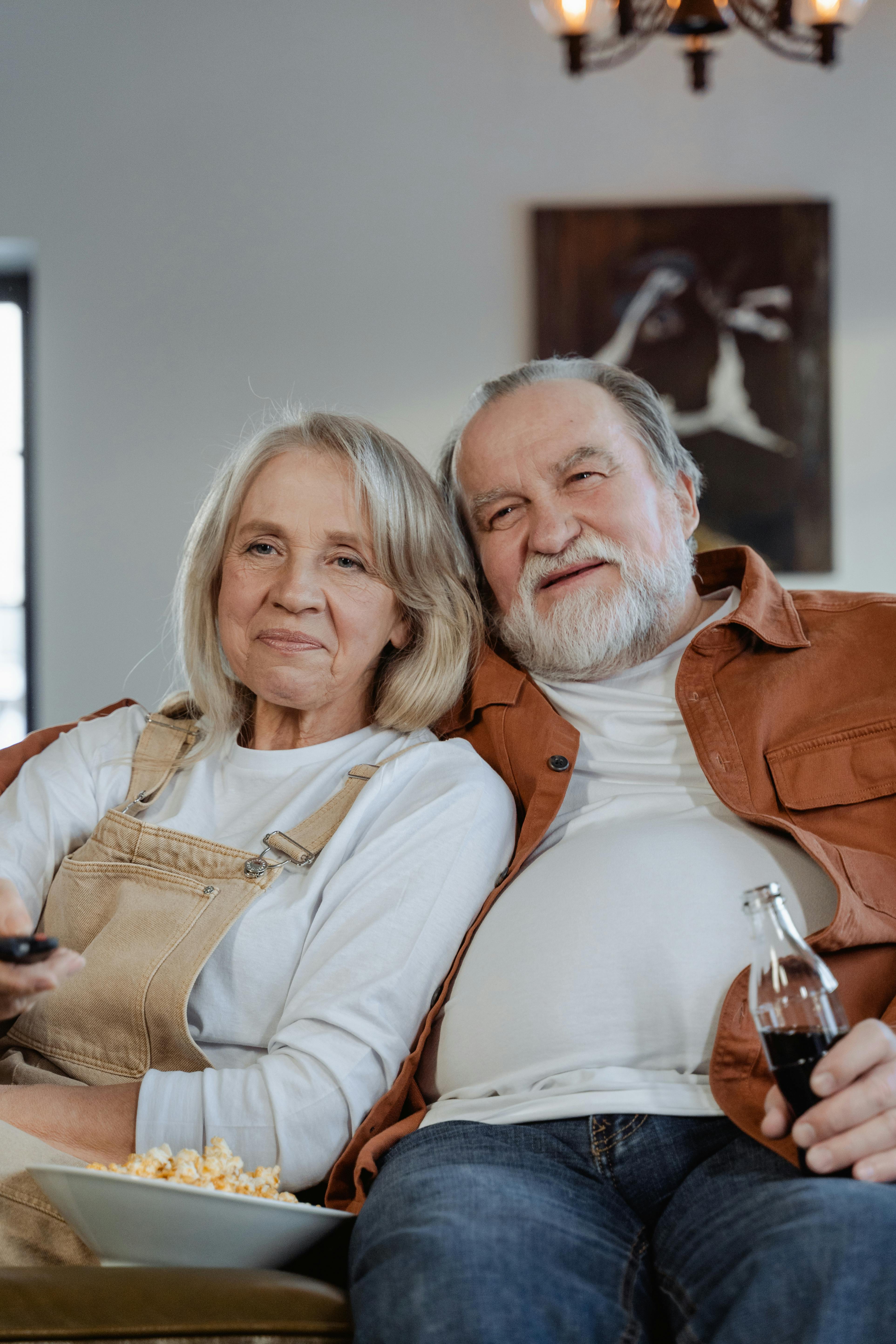 A smiling older couple | Source: Pexels