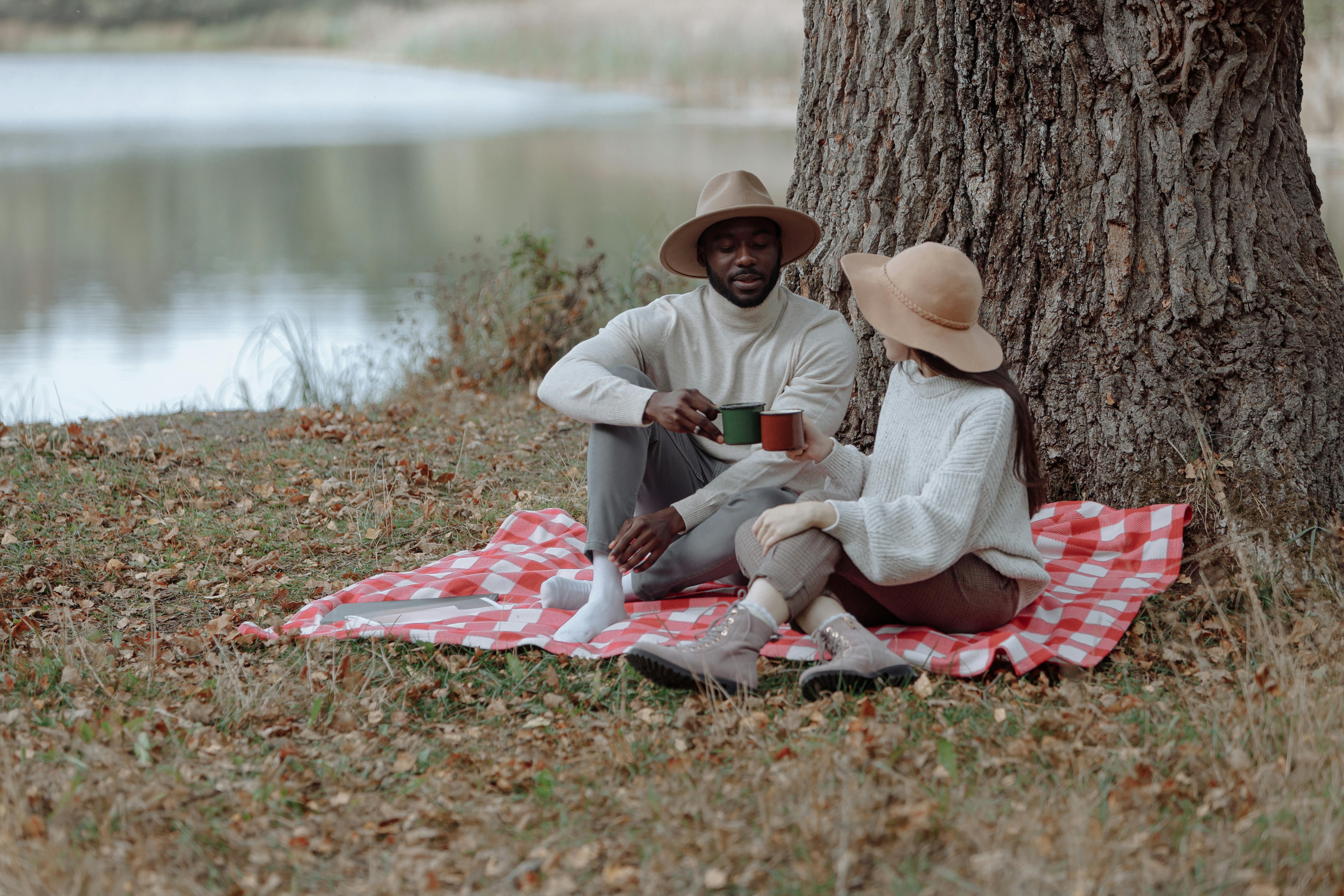 A couple enjoying a picnic | Source: Pexels