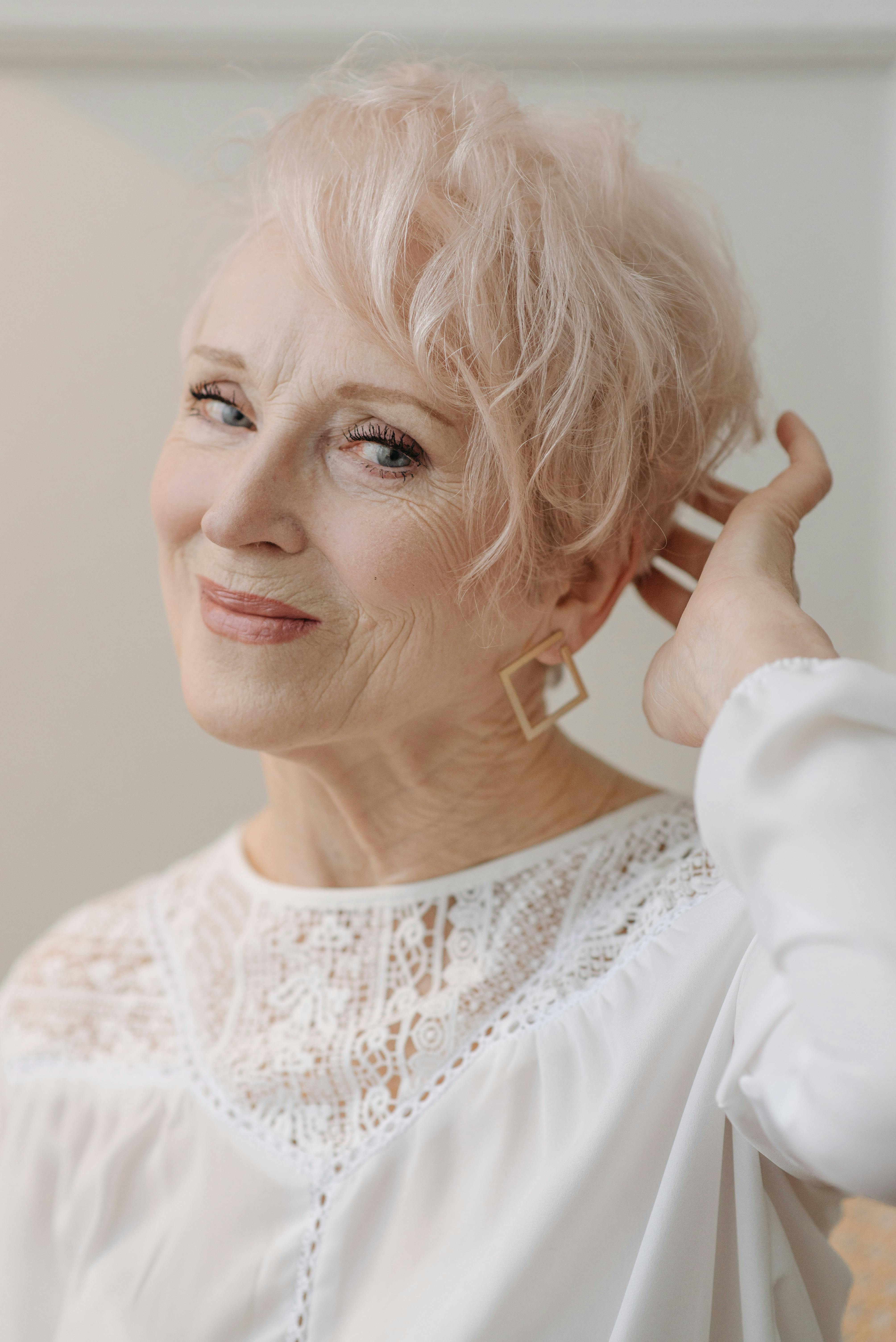 A woman scratching her head | Source: Pexels