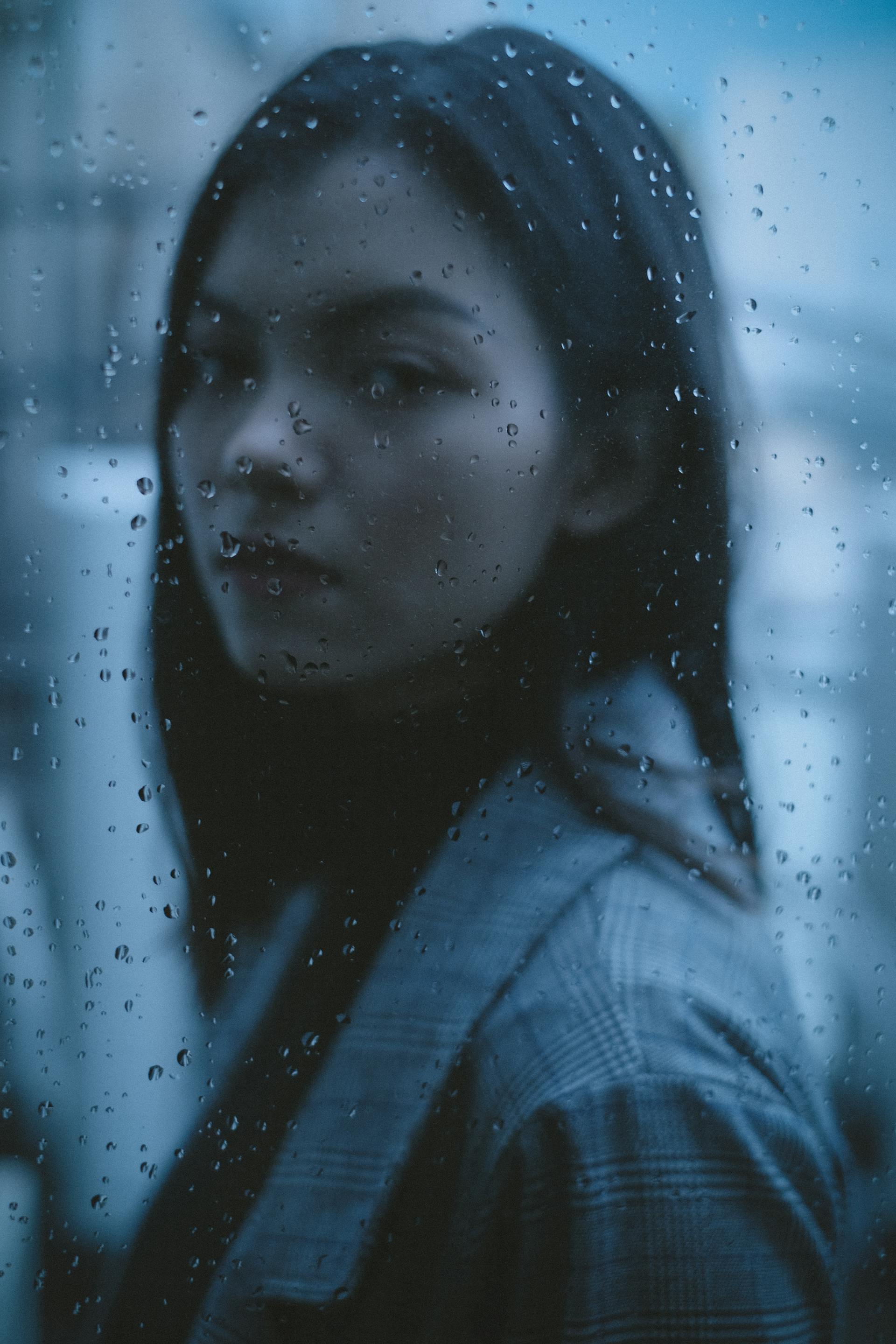 A girl outside in the rain | Source: Pexels