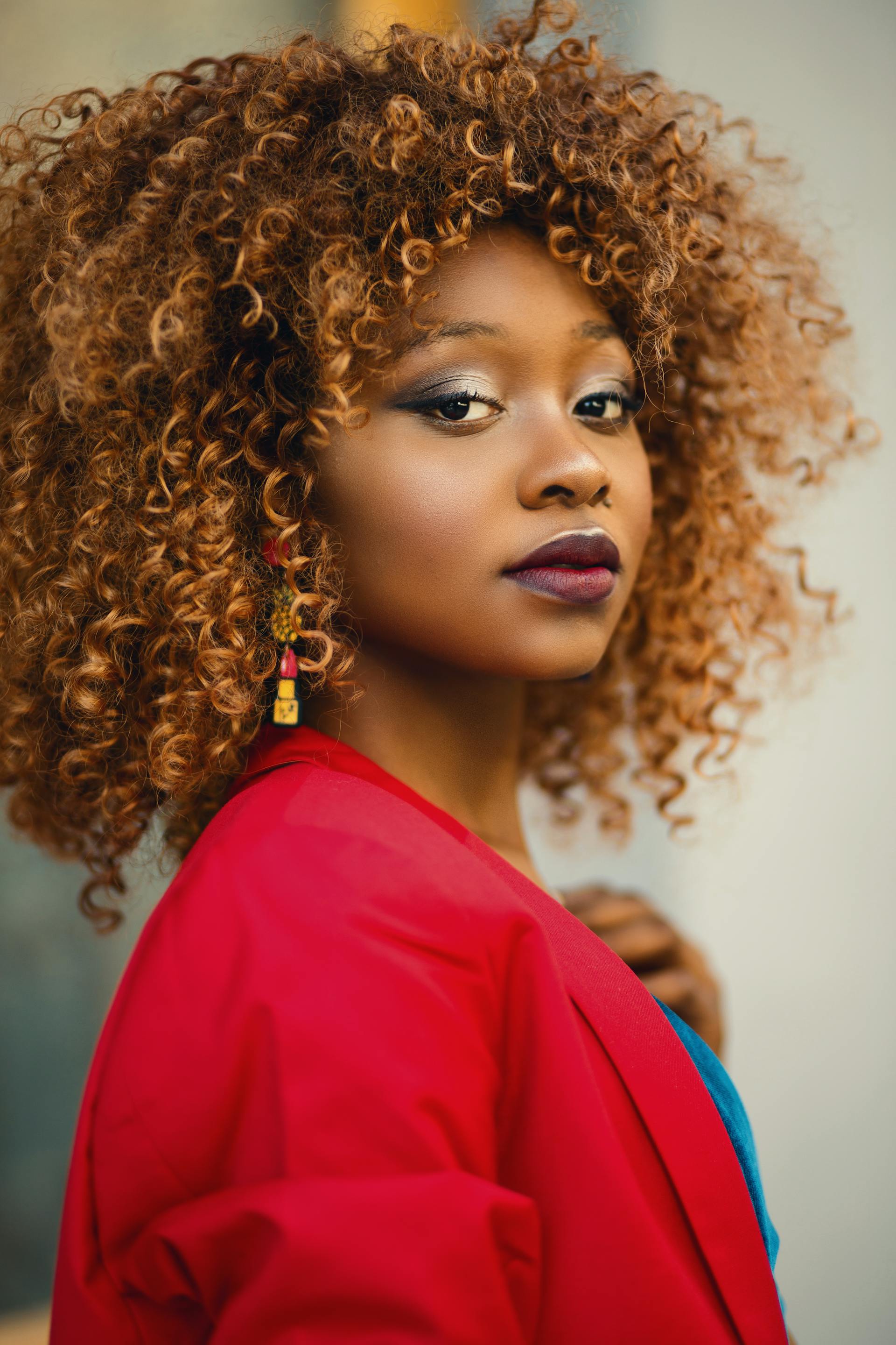 A woman sporting curly hair | Source: Pexels