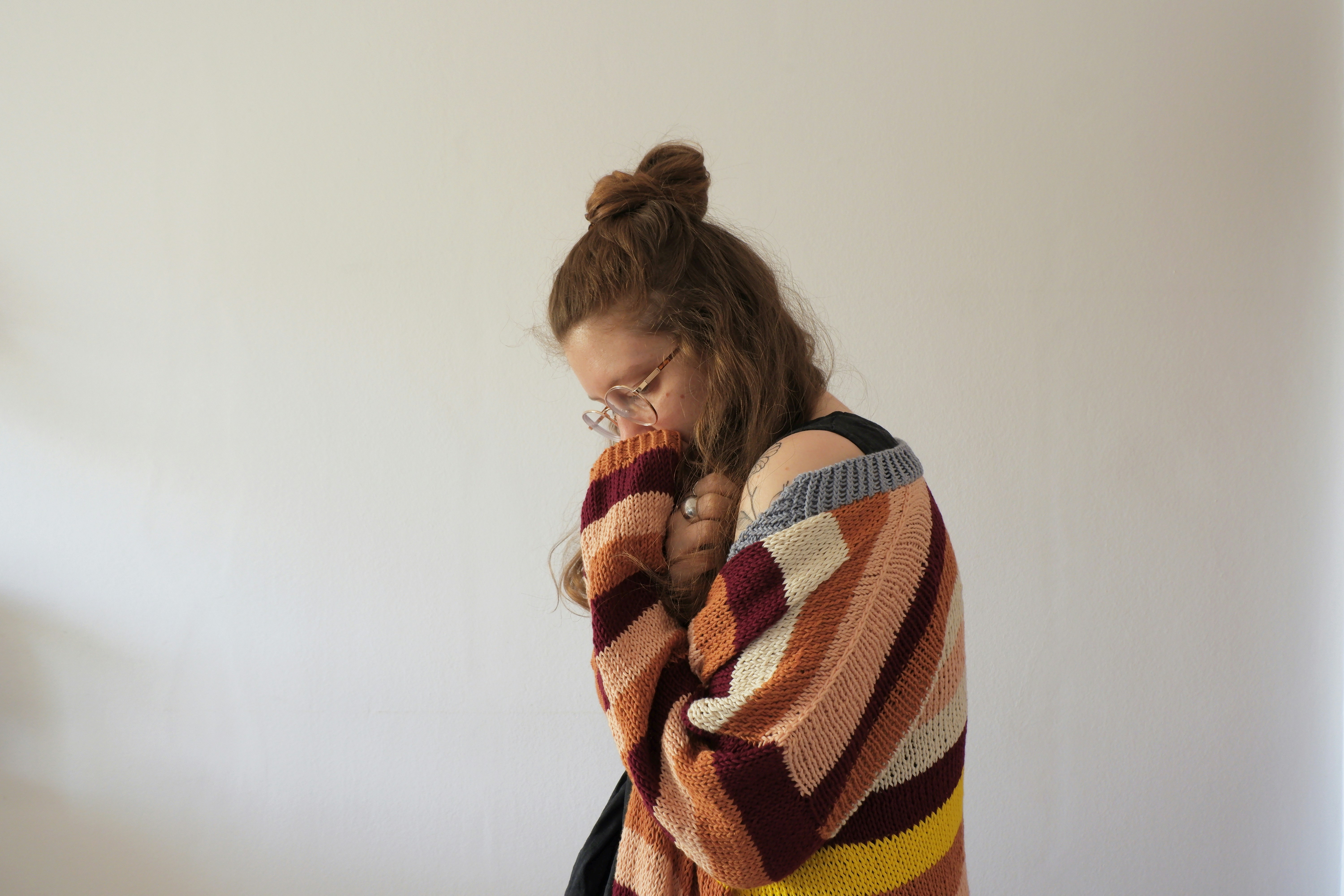 A woman hugging herself | Source: Unsplash