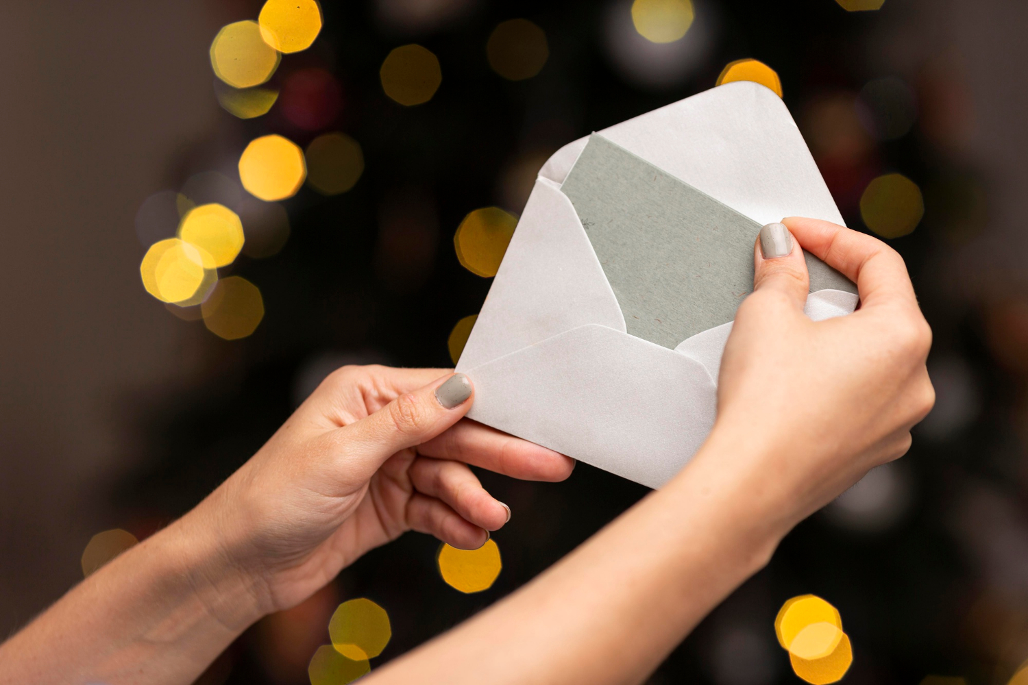 A woman holding an envelope | Source: Freepik
