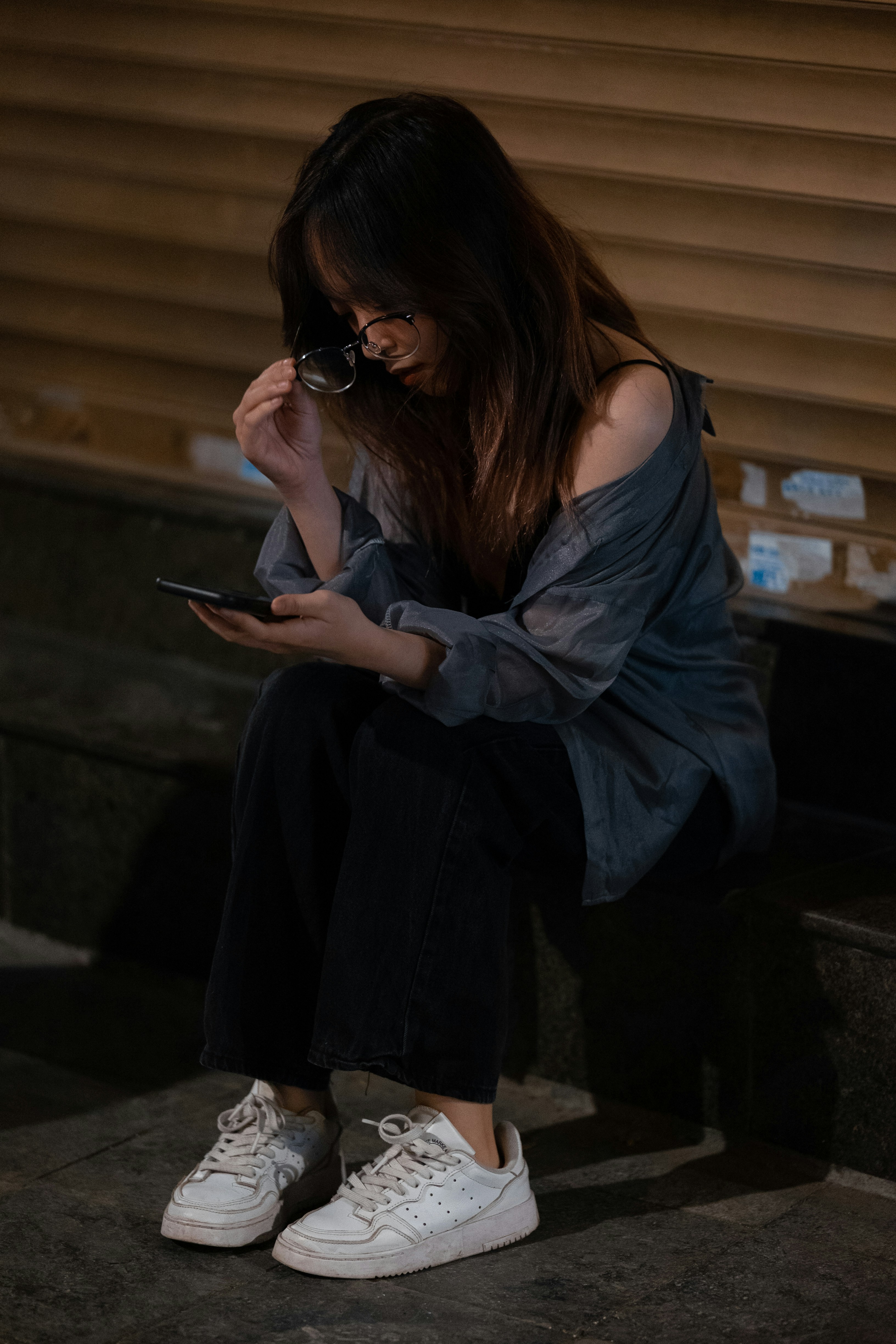 A woman using her cellphone | Source: Unsplash