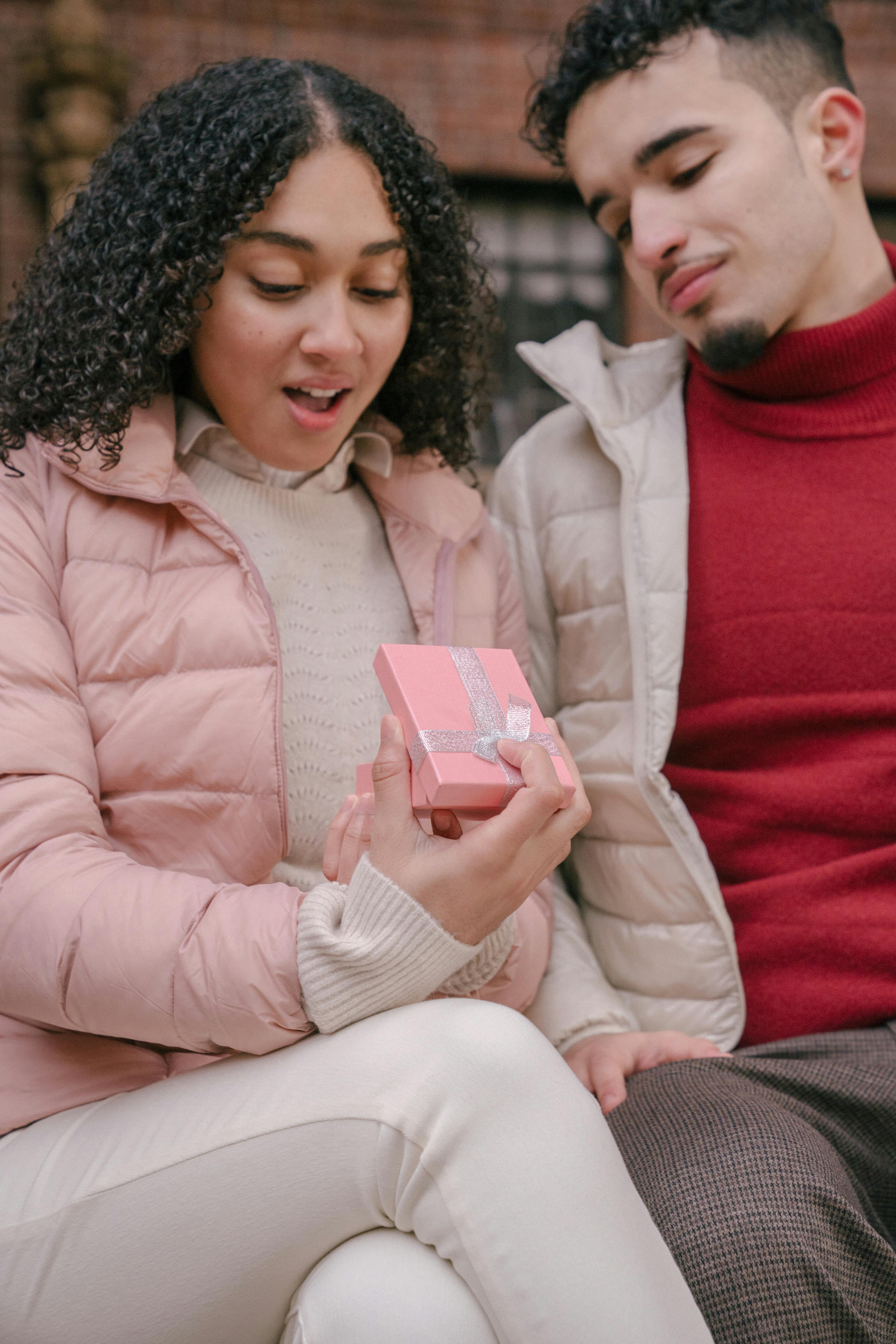 A man giving a gift to a woman | Source: Pexels