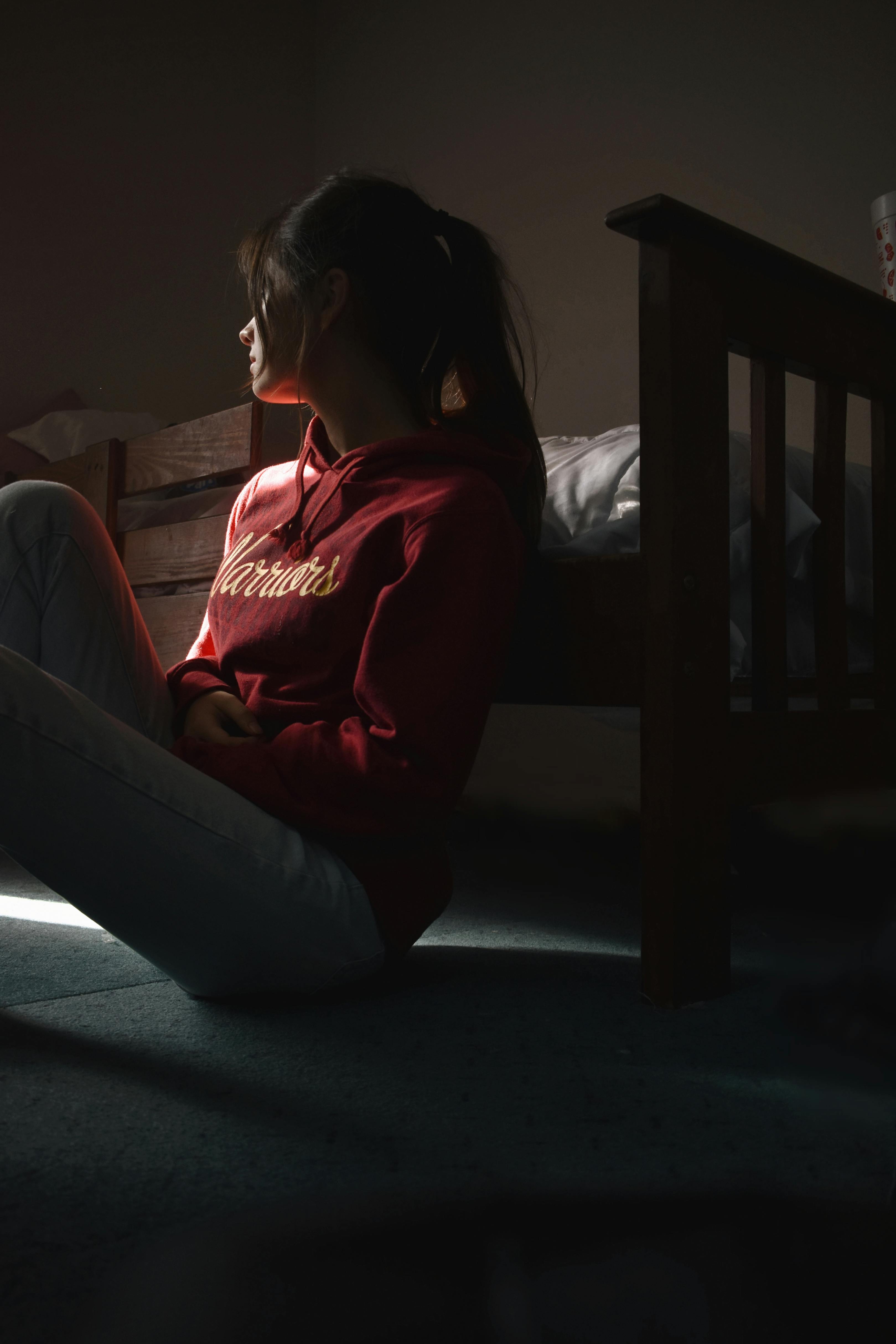 A sad woman sitting on the floor | Source: Pexels