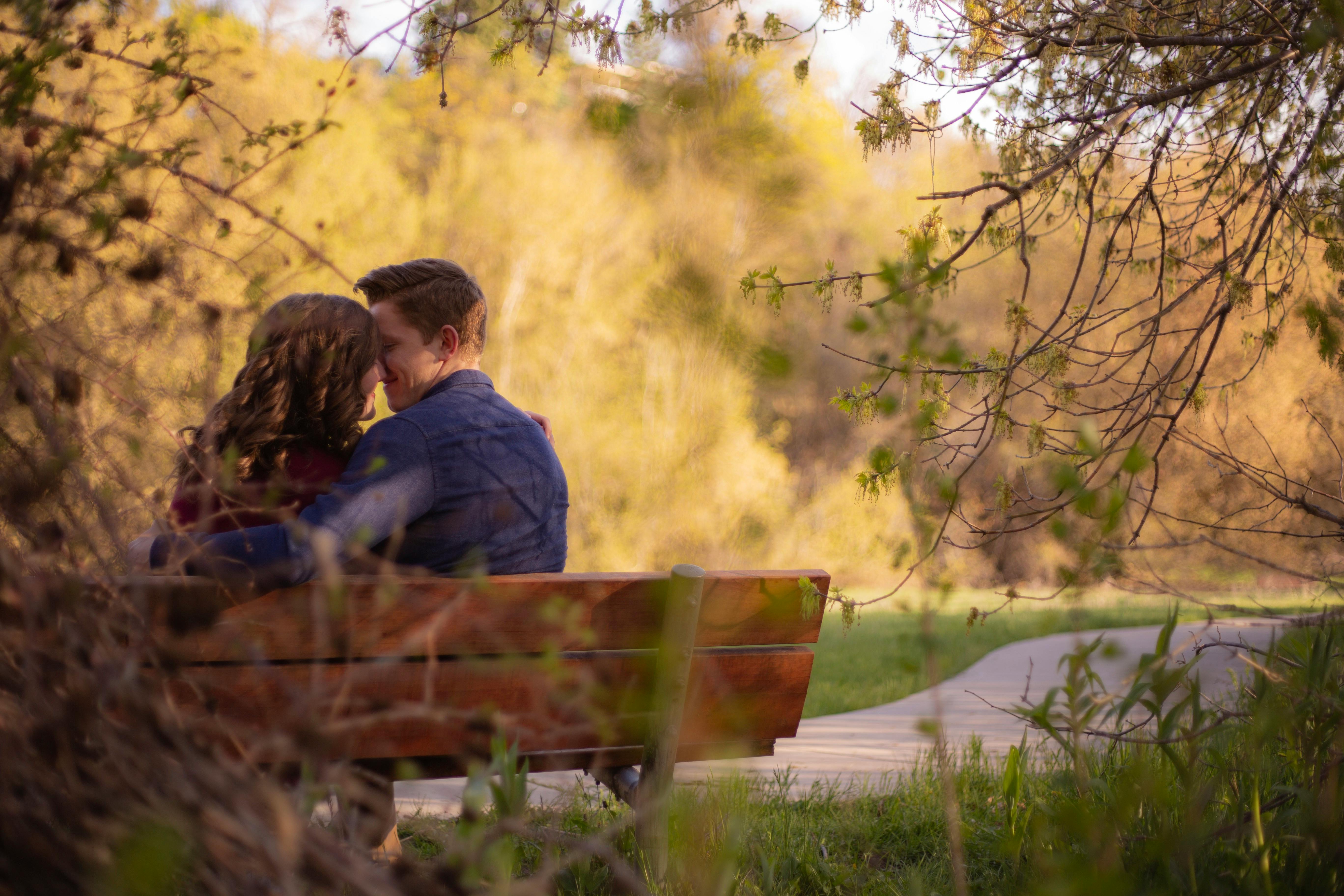 Couple sitting on a bench | Source: Pexels