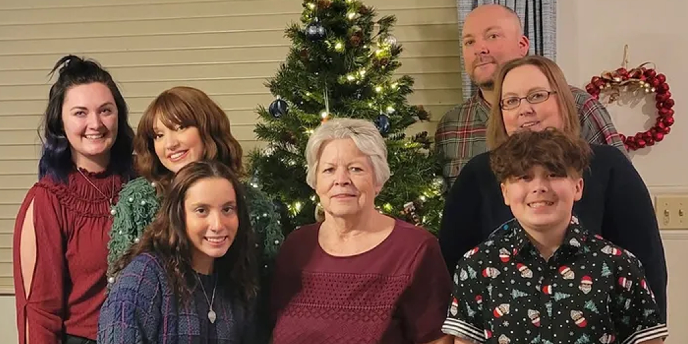 Jennifer James (C) with her family. | Source: GoFundMe