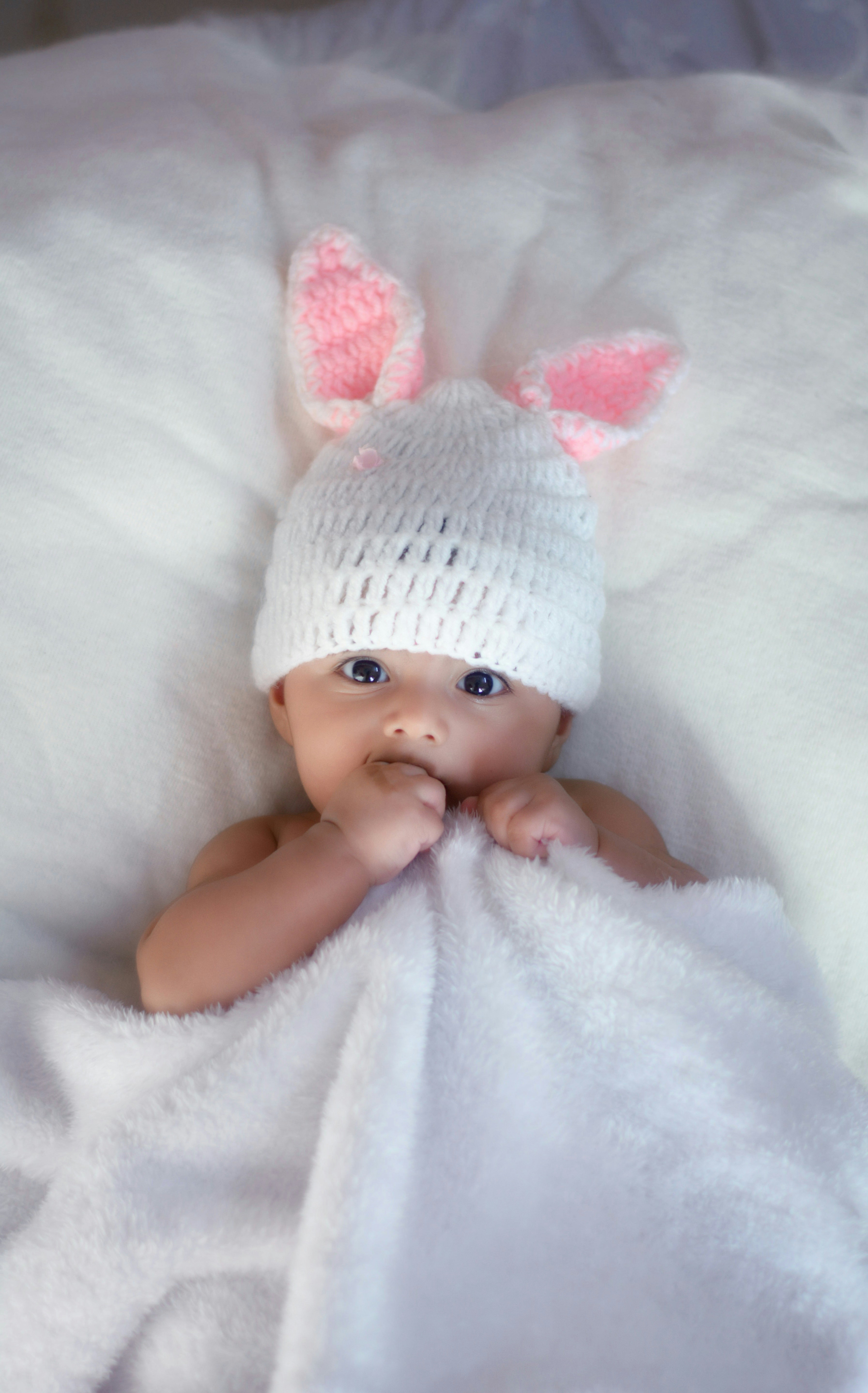 A baby girl with a white knit cap | Source: Unsplash