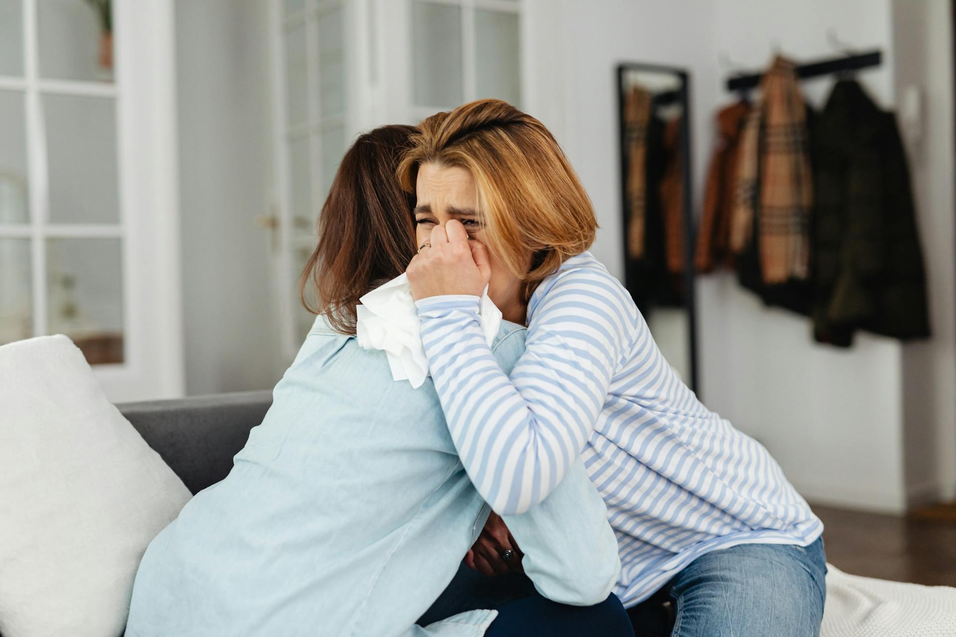 A crying woman hugging her friend | Source: Pexels