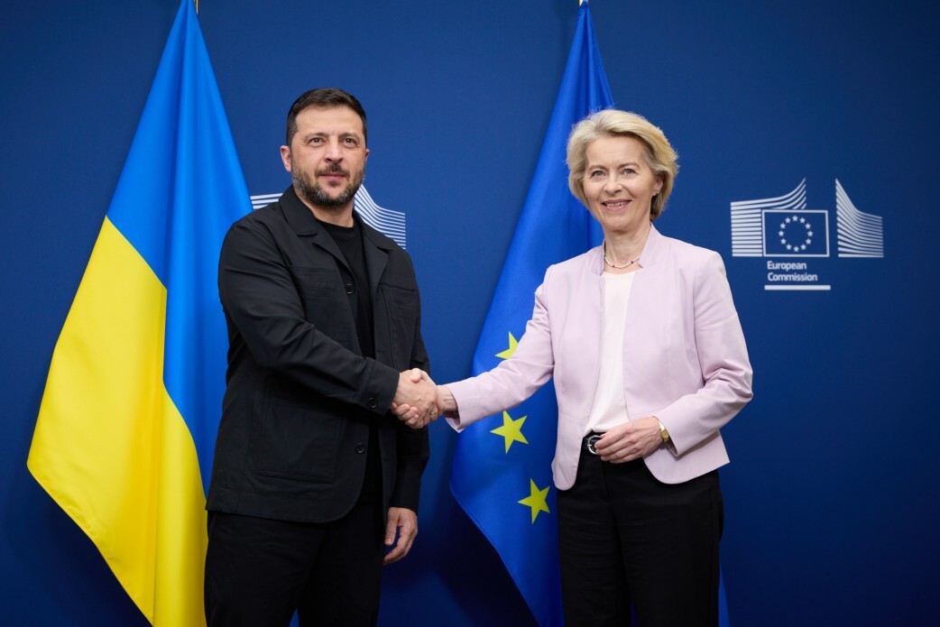 Ukraine President Volodymyr Zelenskyy and EU Commision President Ursula Von der Leyen shake hands prior to a virtual meeting with EU leaders in the Berlaymont, the EU Commission headquarter, on August 17, 2025, in Brussels, Belgium. | Source: Getty Images