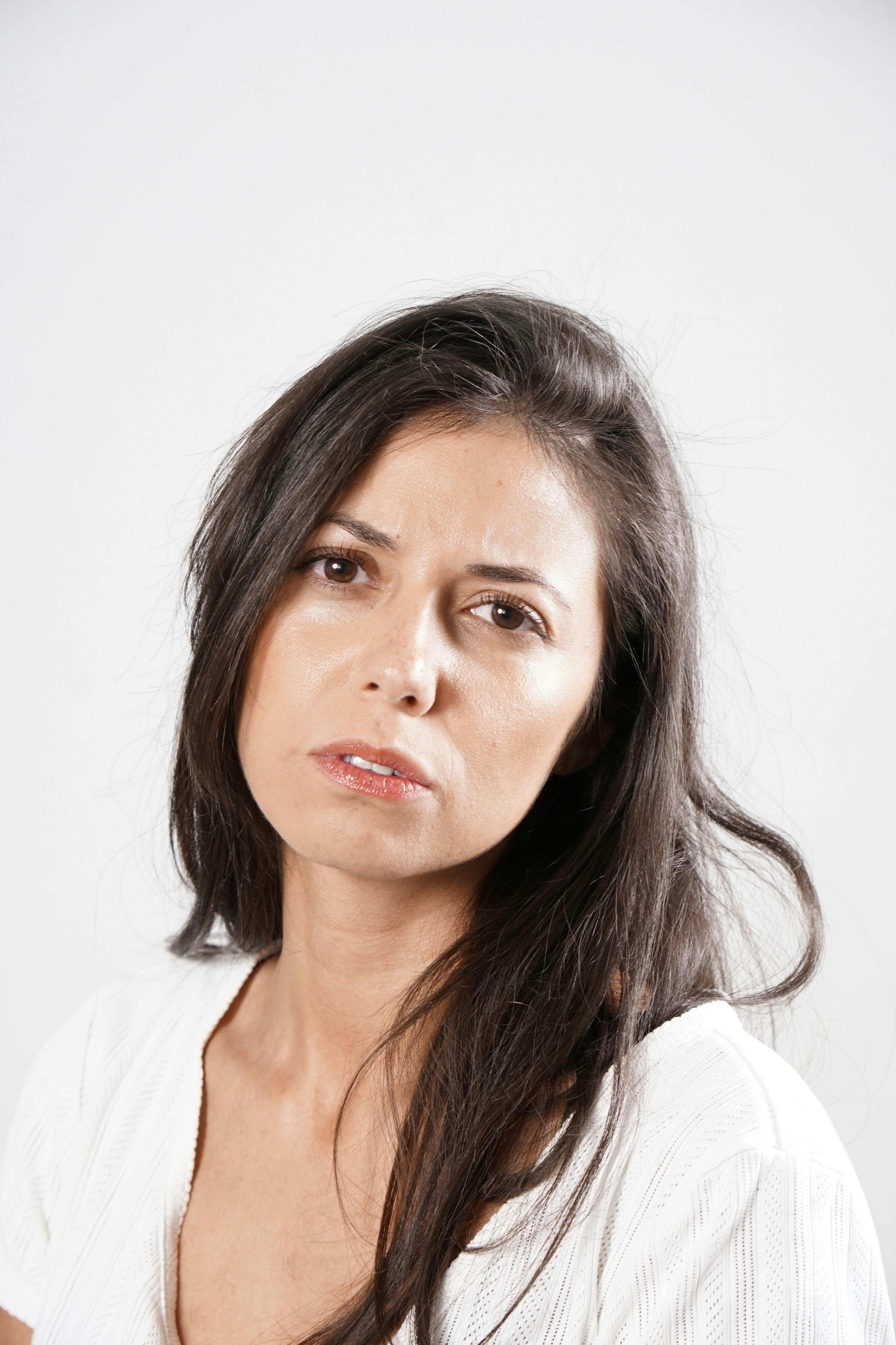 A confused and worried woman | Source: Pexels