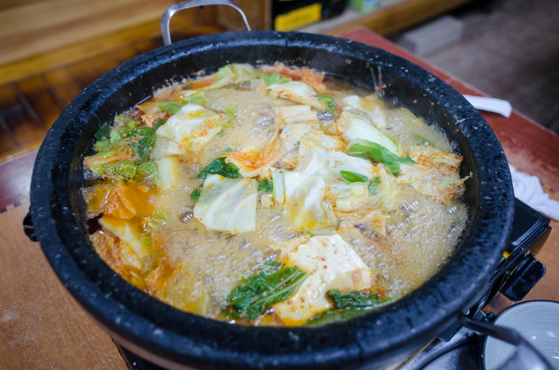 Cabbage and other vegetables boiling in a pot | Source: Pexels