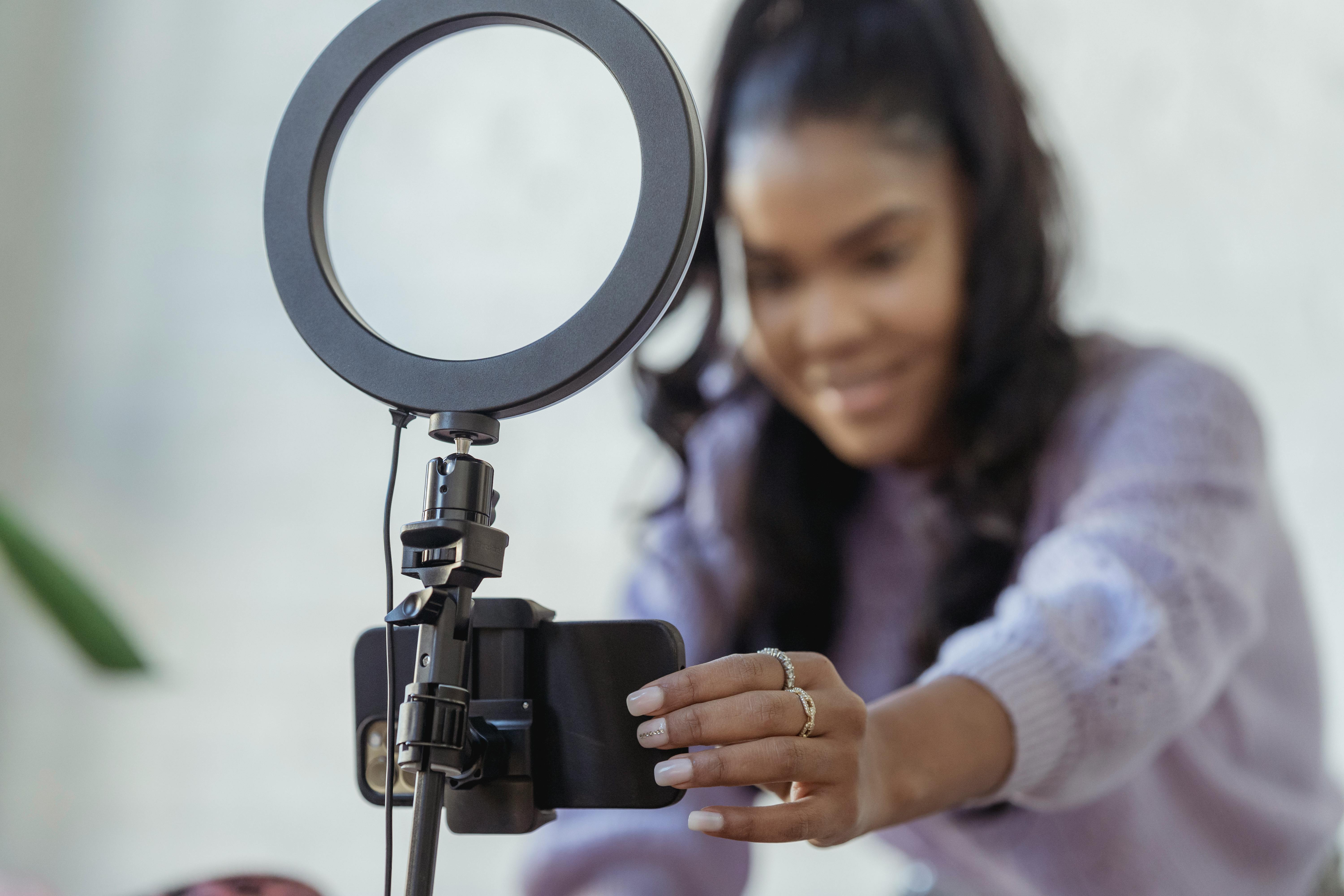 Woman filming herself | Source: Pexels
