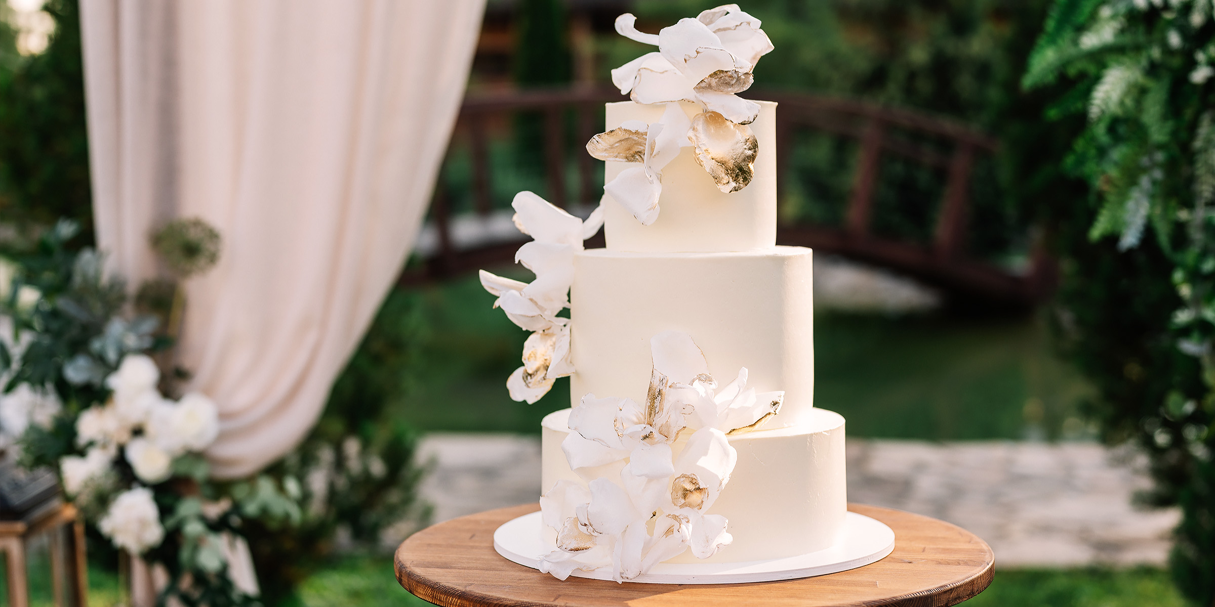 A beautiful wedding cake | Source: Shutterstock